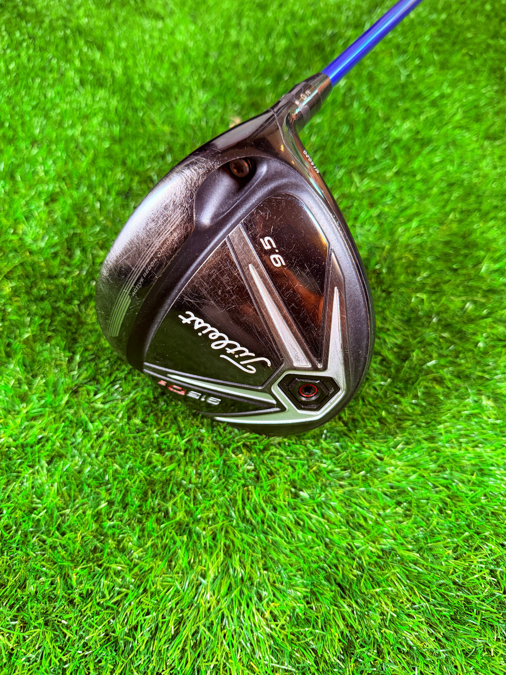 Rechtshandige Titleist 915D3 drivers met 9,5° loft en zwarte clubkop, geschikt voor golfspel, op een witte achtergrond.