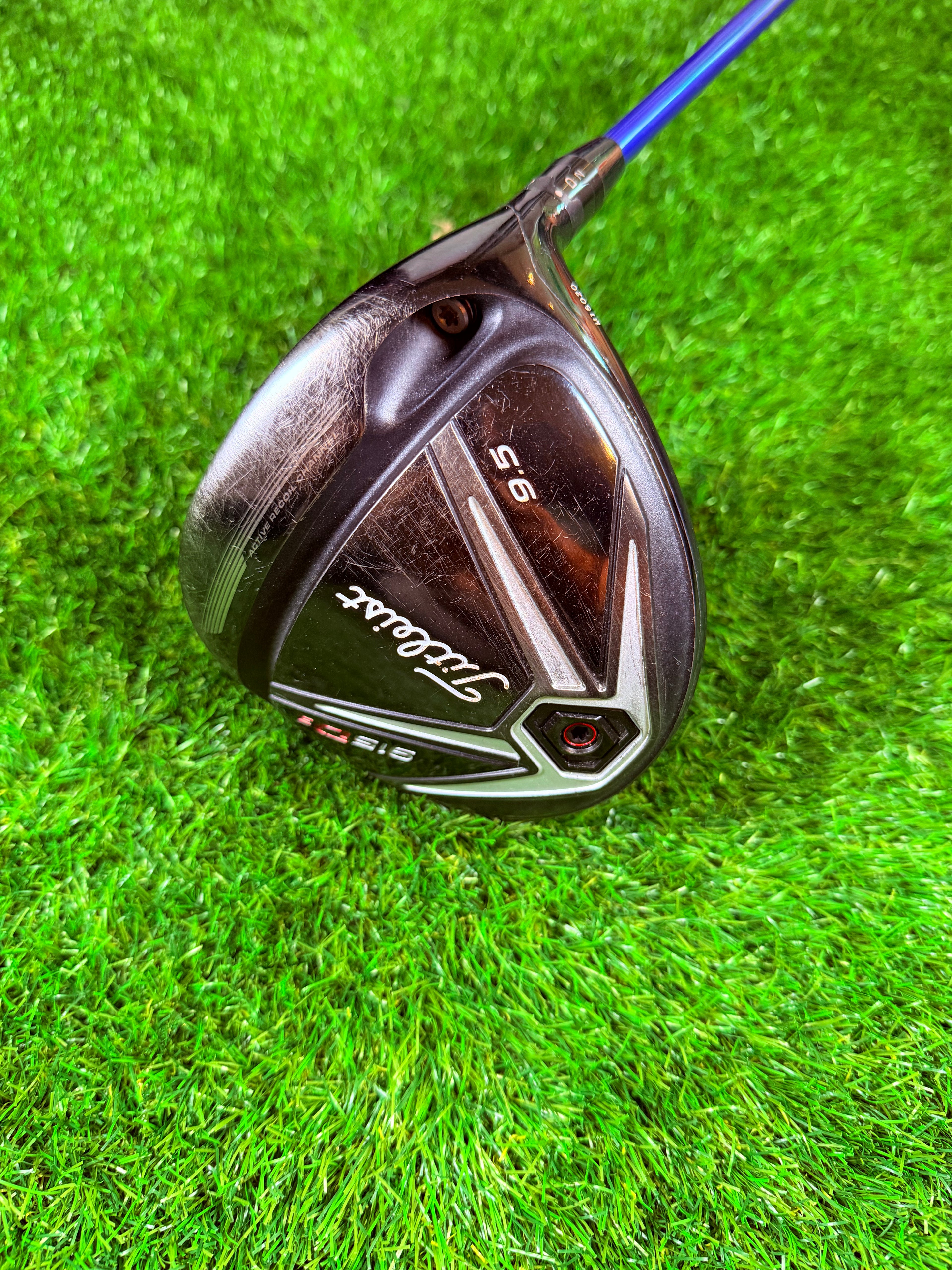 Rechtshandige Titleist 915D3 drivers met 9,5° loft en zwarte clubkop, geschikt voor golfspel, op een witte achtergrond.
