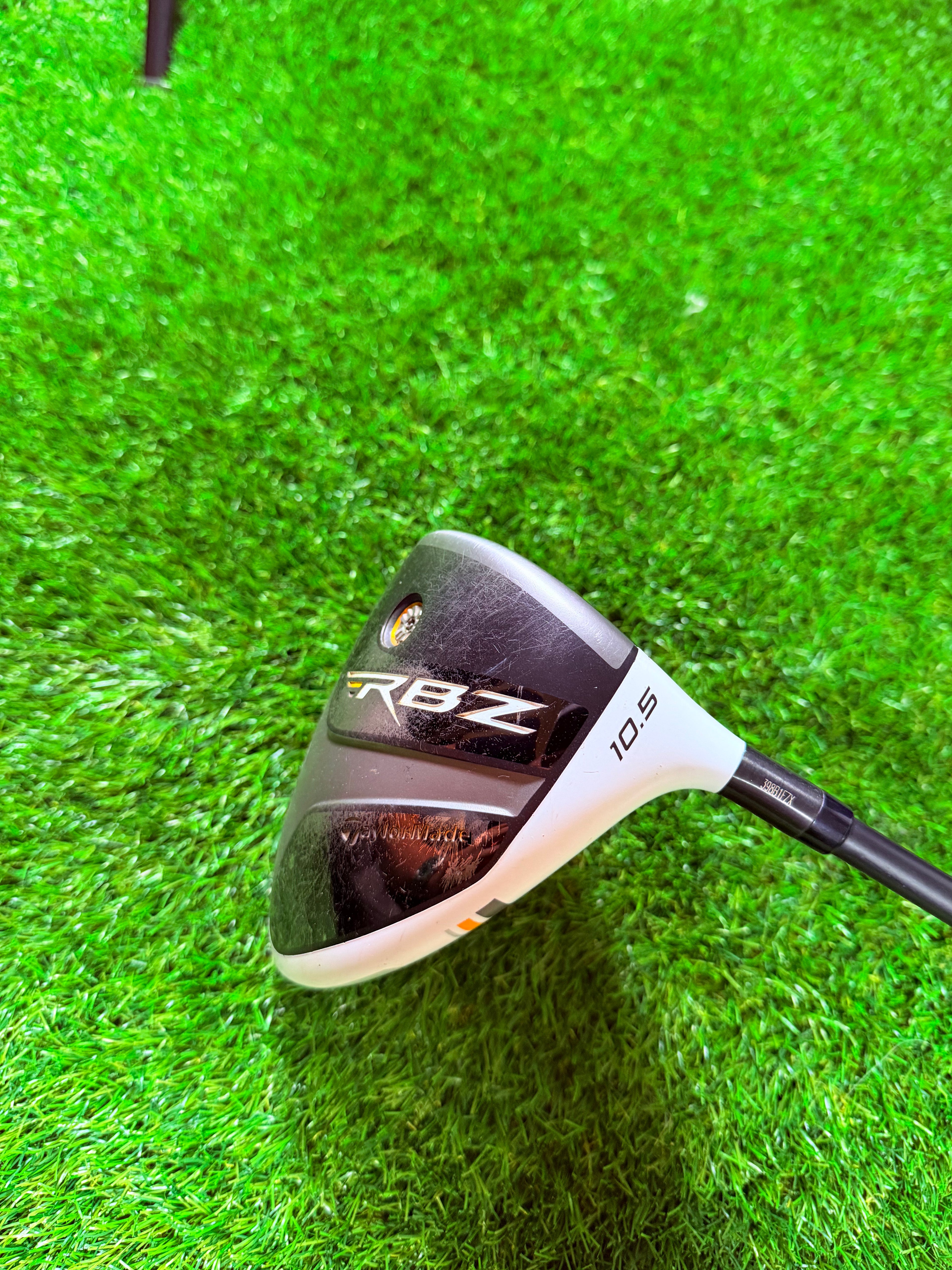 Linkerhandige TaylorMade RBZ driver met 10,5° loft, zichtbaar op de afbeelding, met graphite clubhoofd en grip.