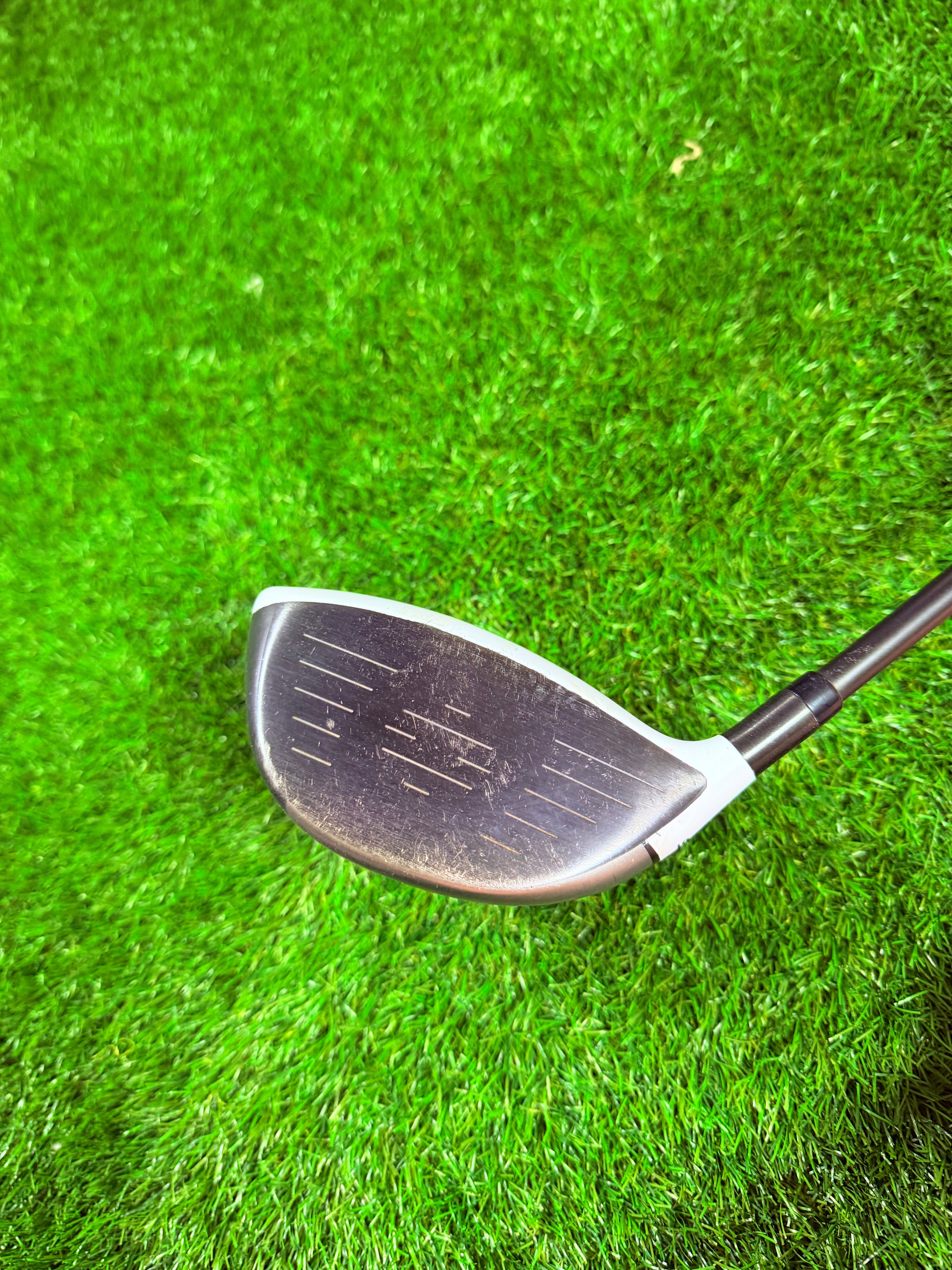 Rechtshandige TaylorMade RBZ drivers met 10.5° loft, gelegen op een golfbaan, klaar voor gebruik.