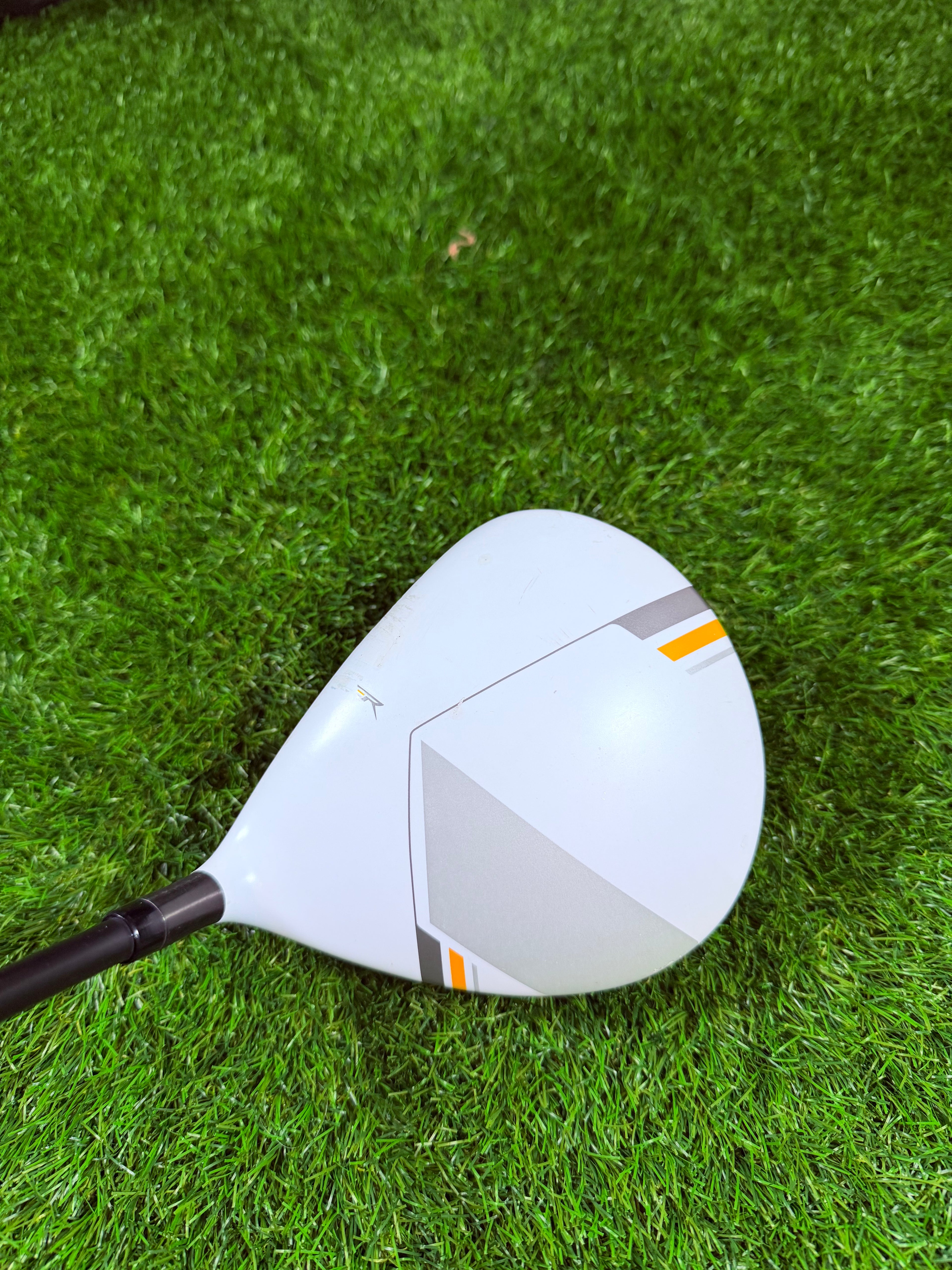 Rechtshandige TaylorMade RBZ driver van 10,5° met grafiet shaft, zichtbaar op afbeelding voor golfclubs.