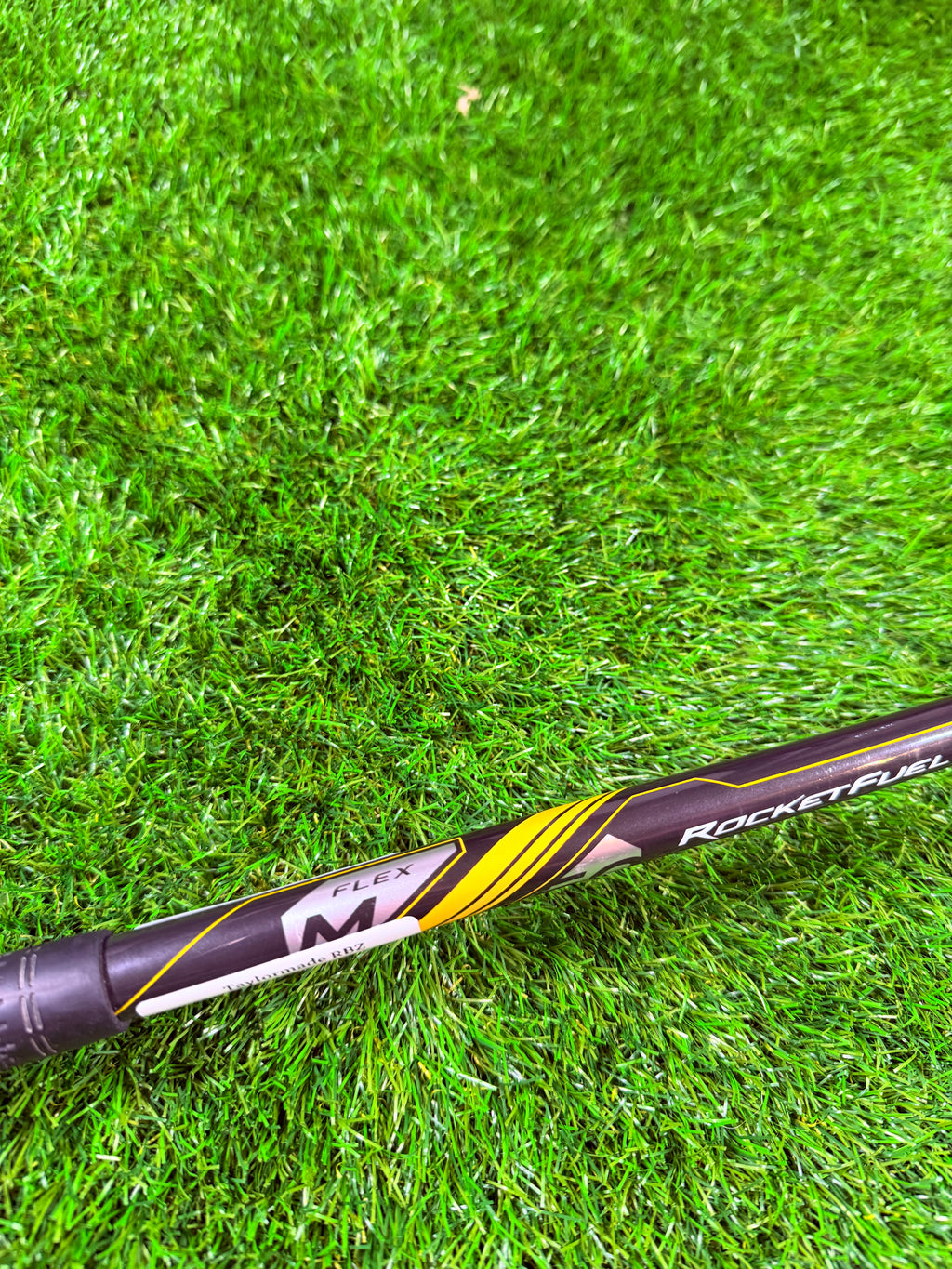 Rechtshandige TaylorMade RBZ Driver 10,5° met graphite shaft, liggend op golfbaan, close-up van clubhoofd.