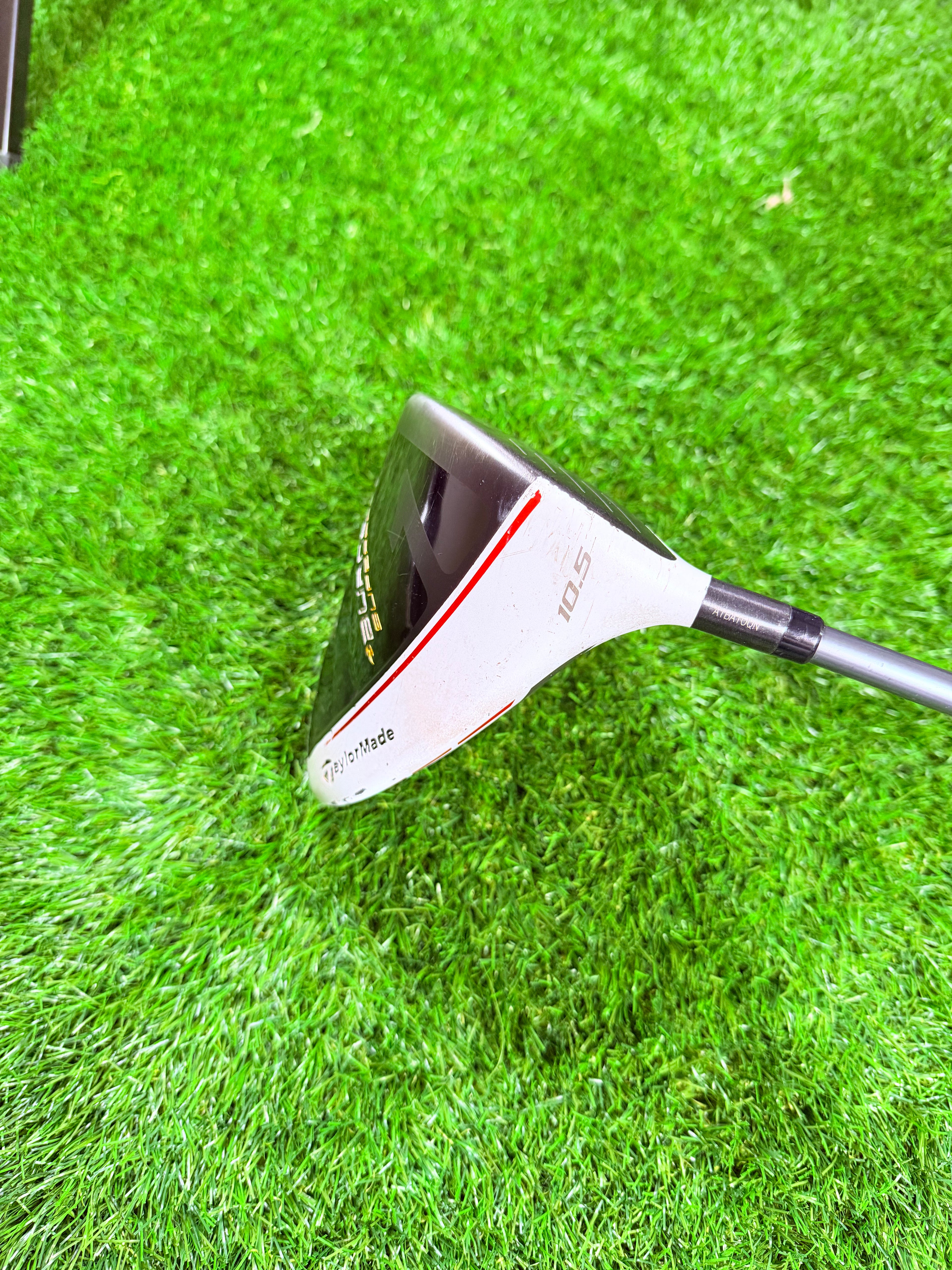 Luchtfoto van de TaylorMade Burner SuperFast 2.0 Driver van 10,5°, rechtshandig, op een golfbaan met gras en tee.