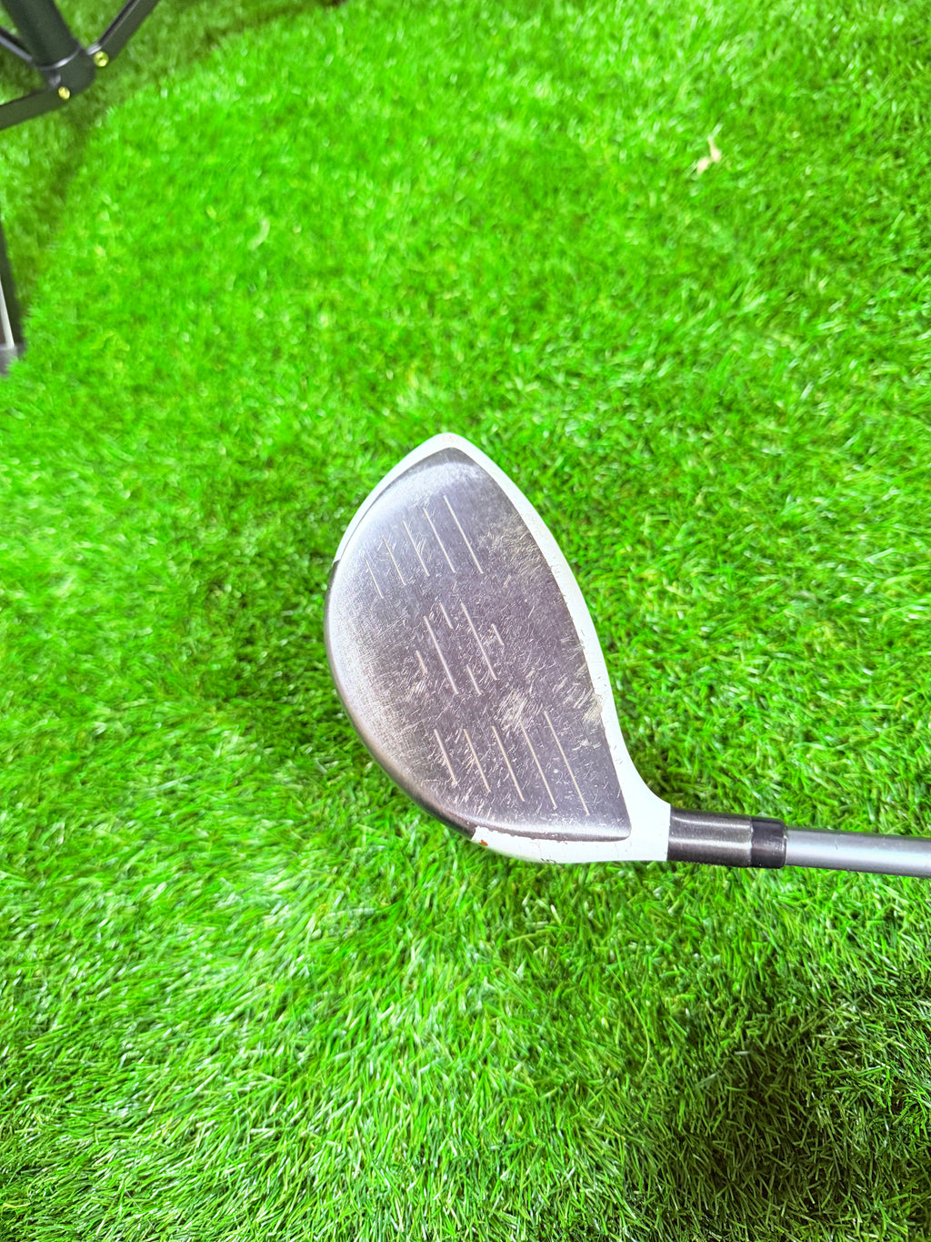 Luchtfoto van een rechtshandige TaylorMade Burner SuperFast 2.0 driver met 10,5° loft, liggend op een golfbaan.