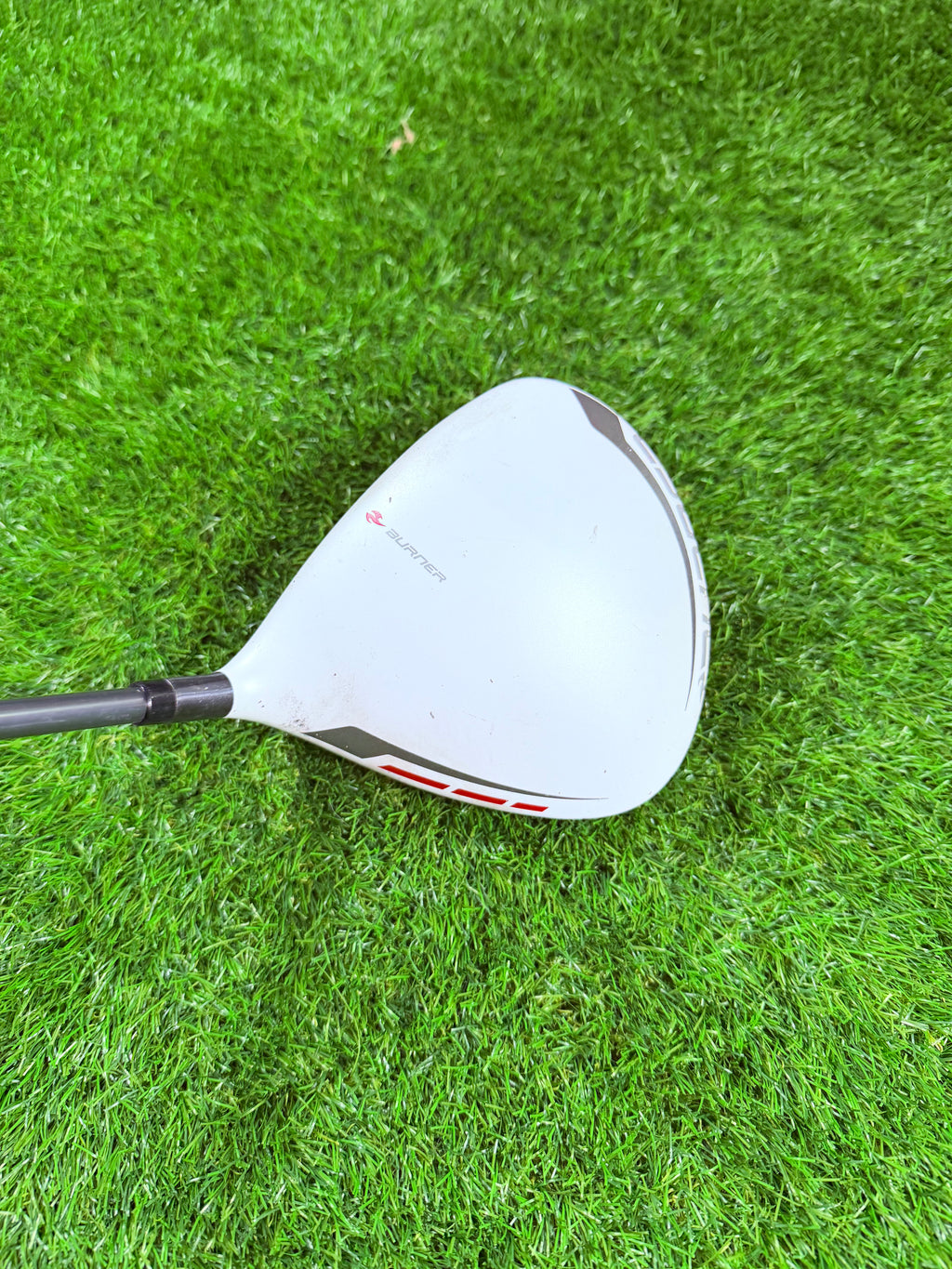 Rechtshandige TaylorMade Burner SuperFast 2.0 driver met 10,5° loft, close-up van de golfclub met glad houten hoofd en grip.