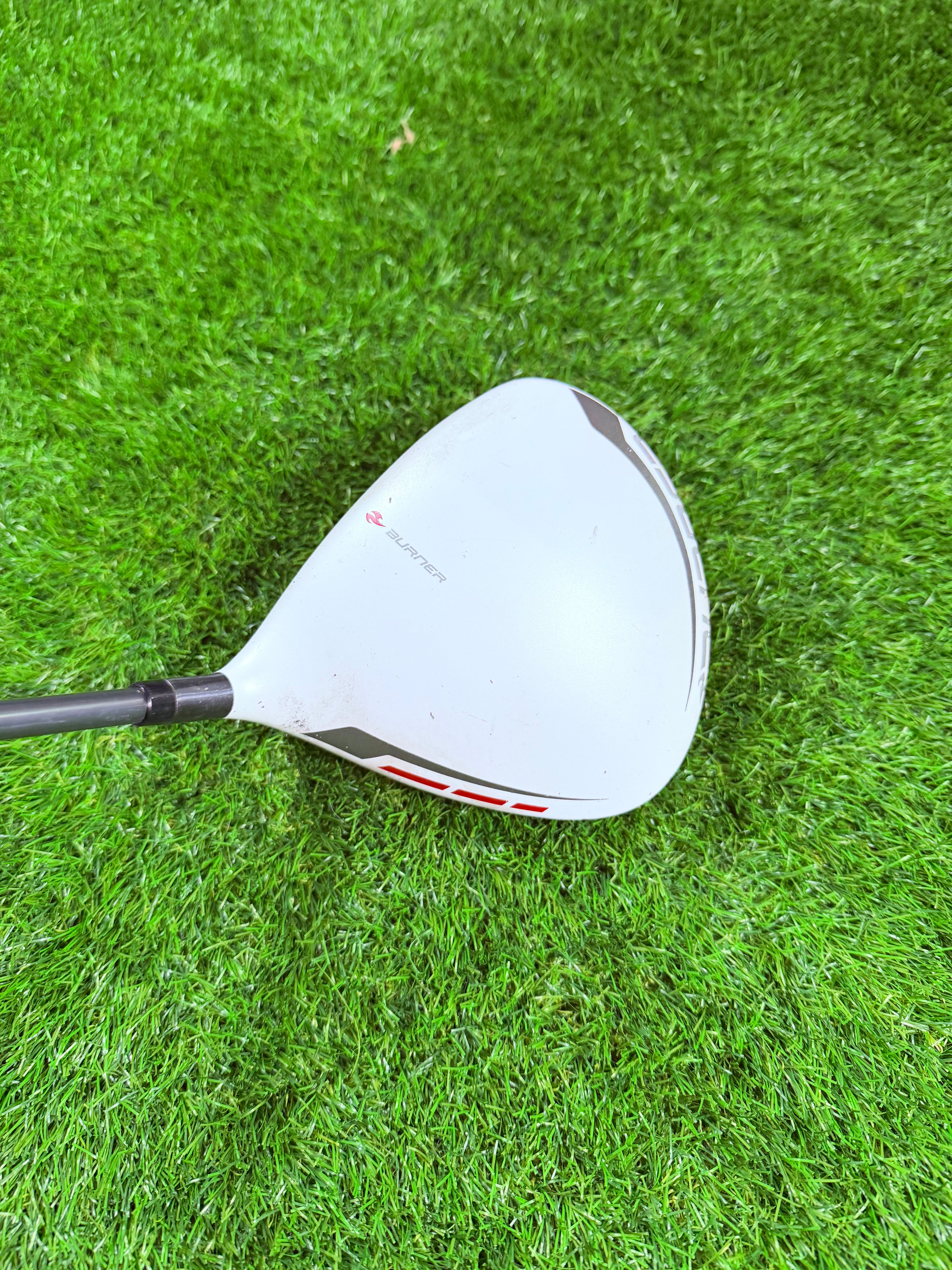 Rechtshandige TaylorMade Burner SuperFast 2.0 driver met 10,5° loft, close-up van de golfclub met glad houten hoofd en grip.