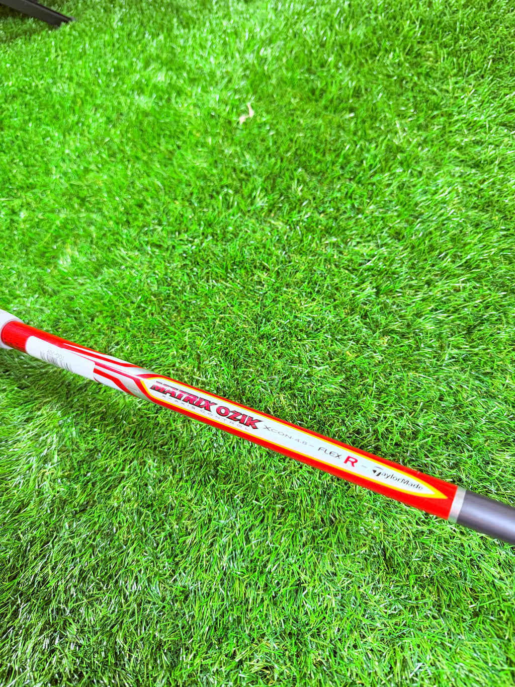 Lichtgewicht TaylorMade Burner SuperFast 2.0 driver met 10,5° loft, rechtshandig, op golfbaan met club in de hand.