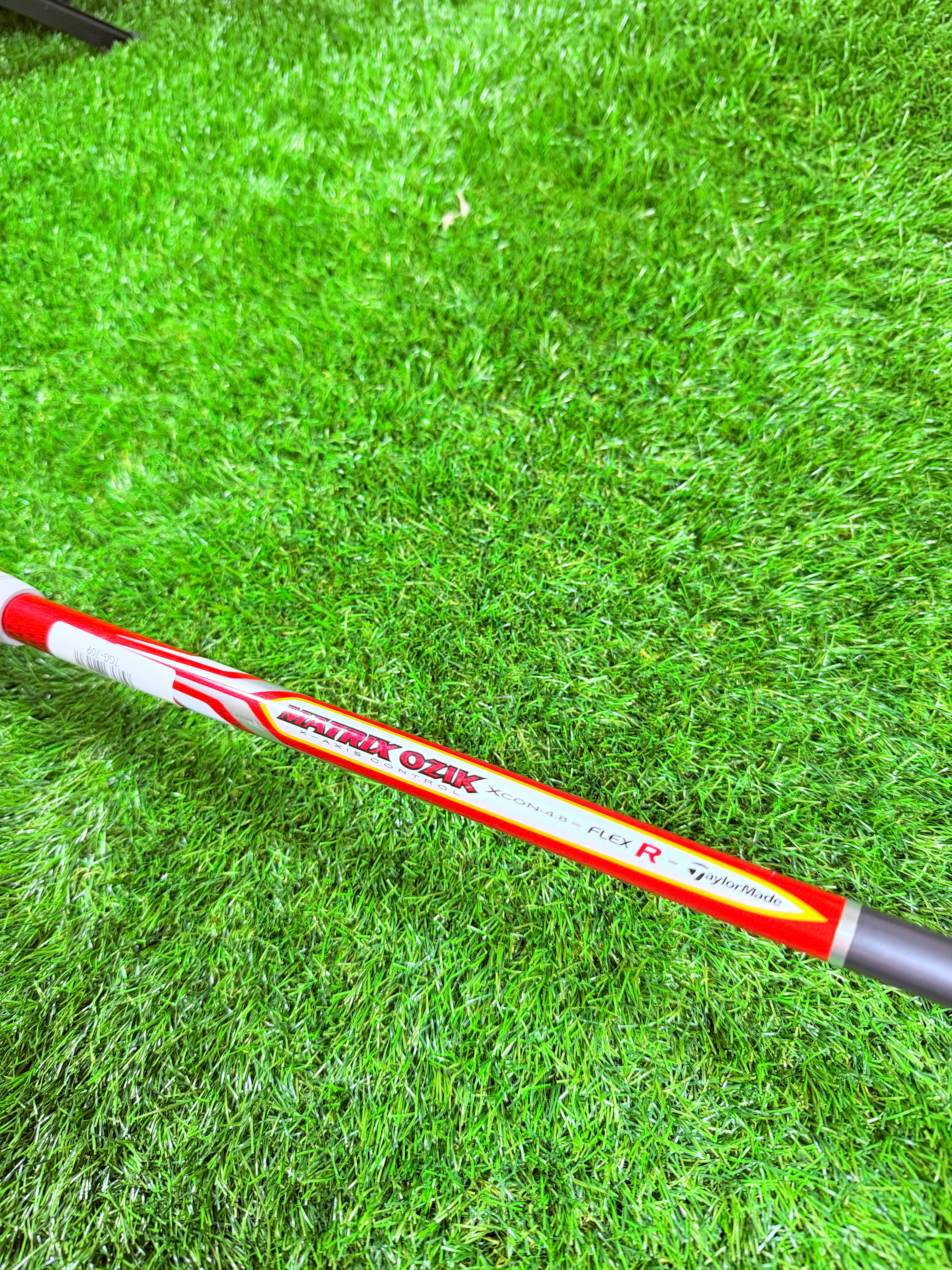 Lichtgewicht TaylorMade Burner SuperFast 2.0 driver met 10,5° loft, rechtshandig, op golfbaan met club in de hand.