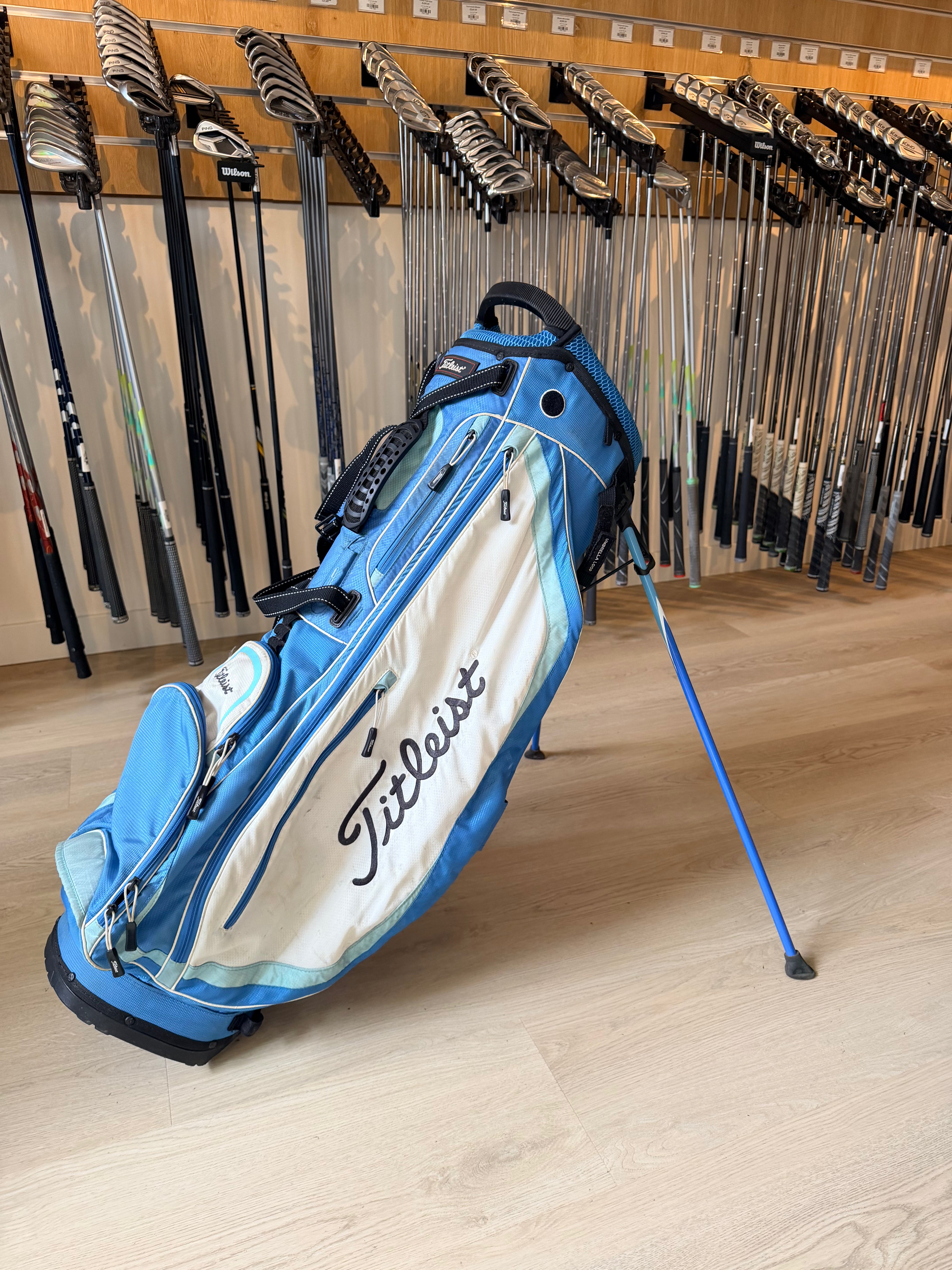 Titleist Standbag – Lichtblauw/Wit – 4-Vaks (Rechtshandig)