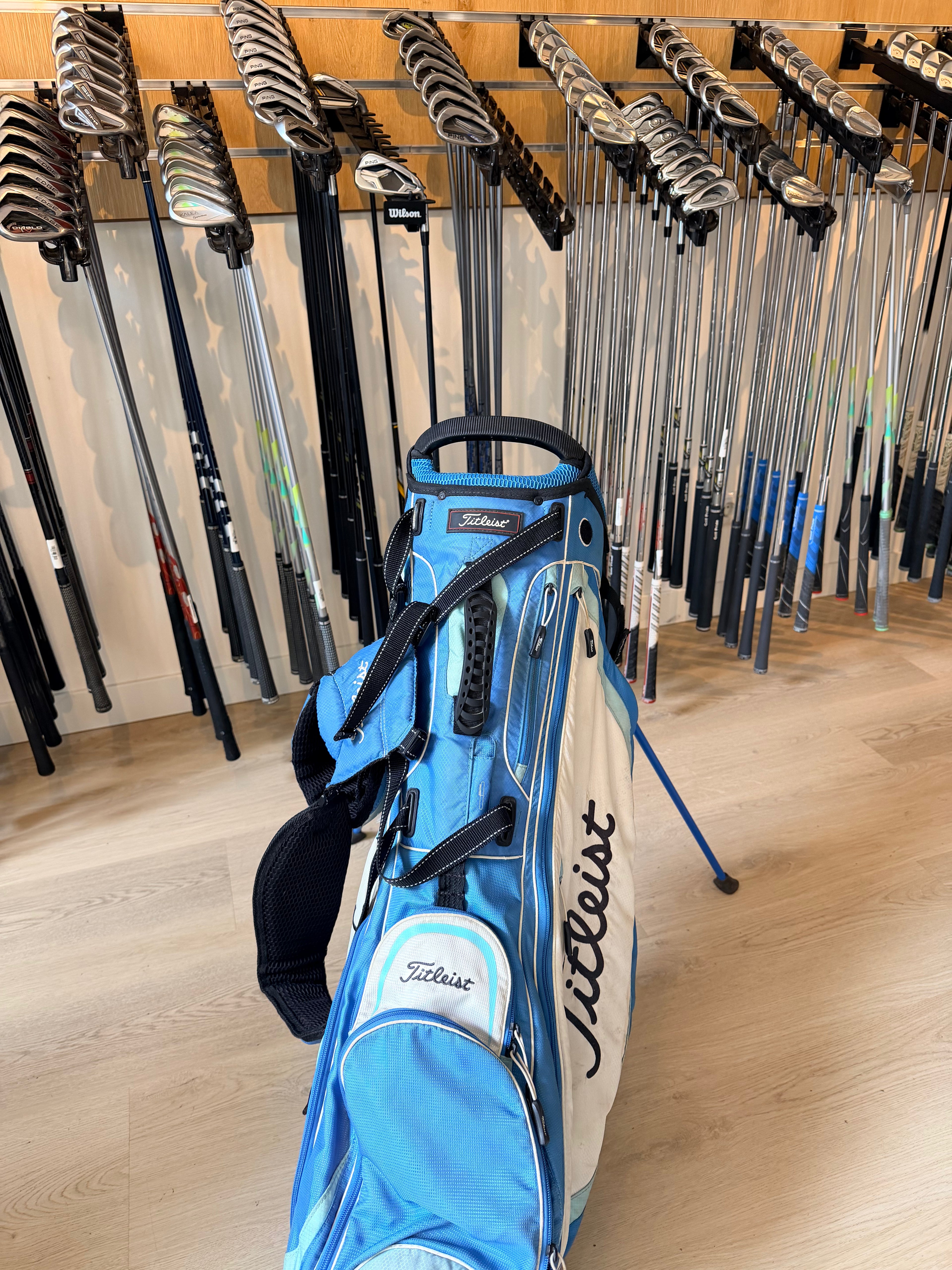 Titleist Standbag – Lichtblauw/Wit – 4-Vaks (Rechtshandig)