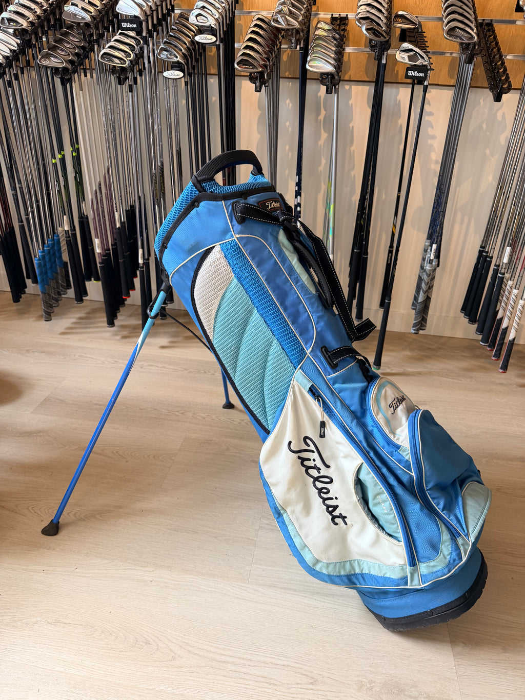 Titleist Standbag – Lichtblauw/Wit – 4-Vaks (Rechtshandig)