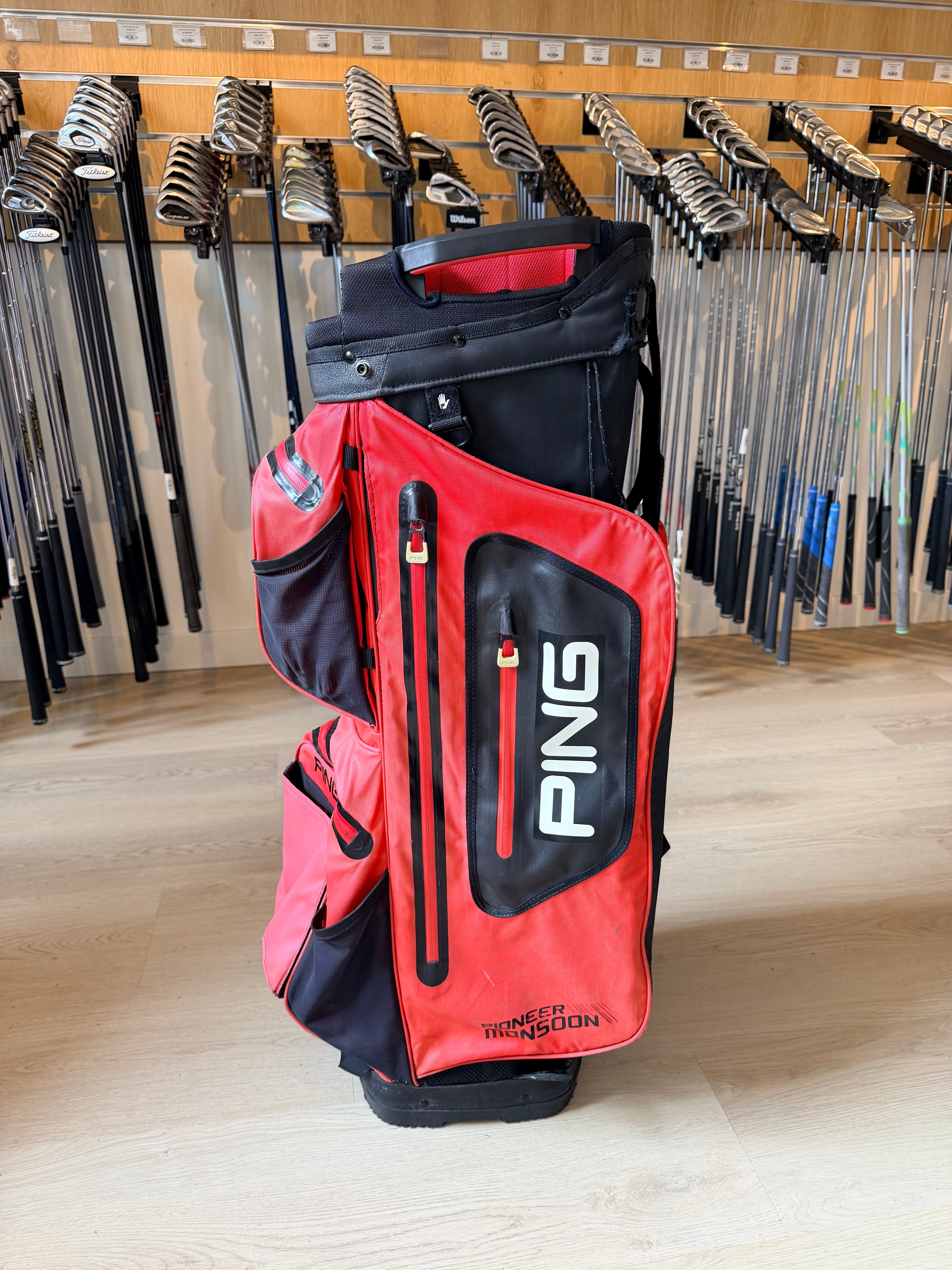 PING Pioneer Monsoon Cartbag – Rood/Zwart – 14-Vaks