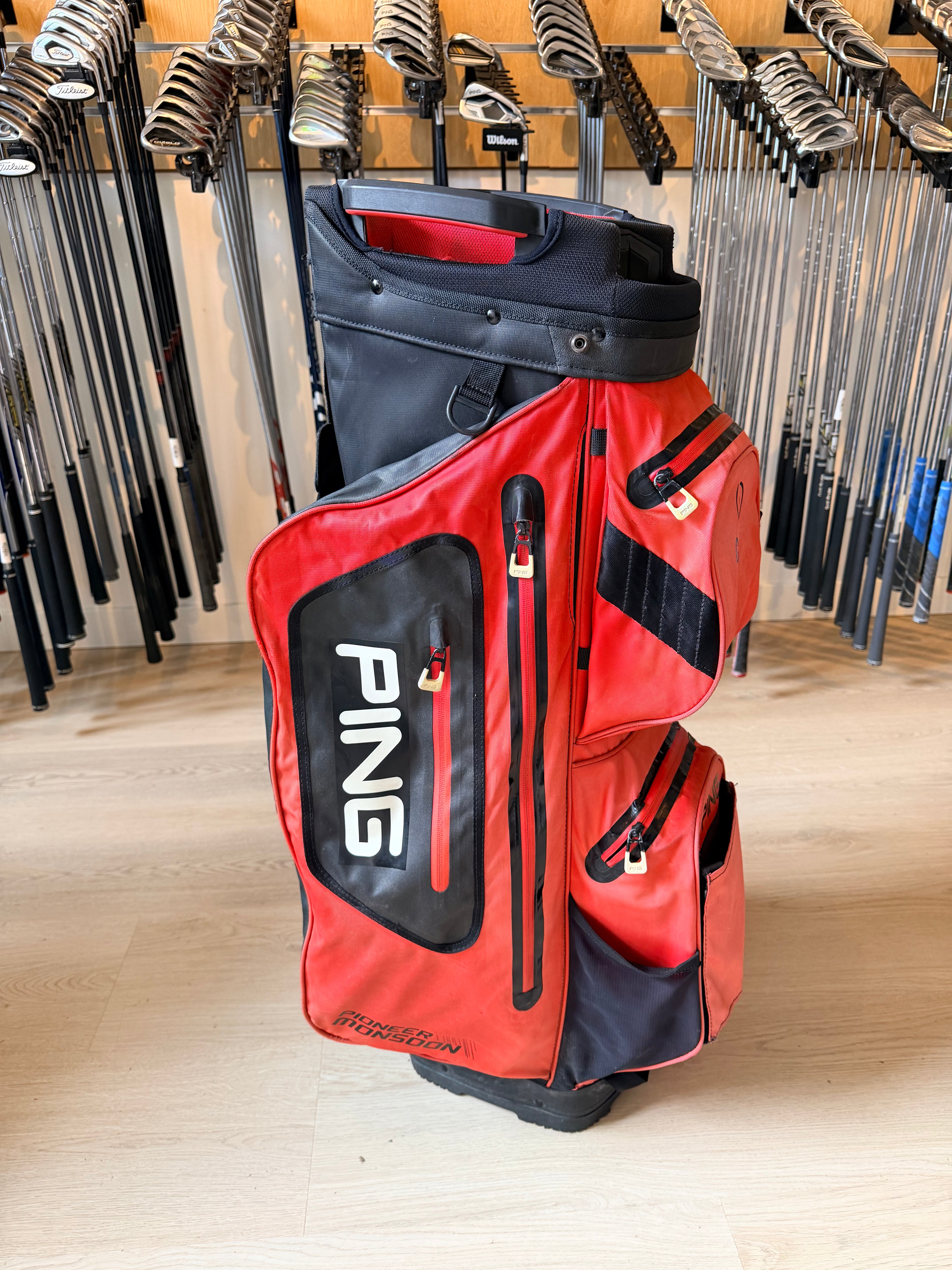 PING Pioneer Monsoon Cartbag – Rood/Zwart – 14-Vaks