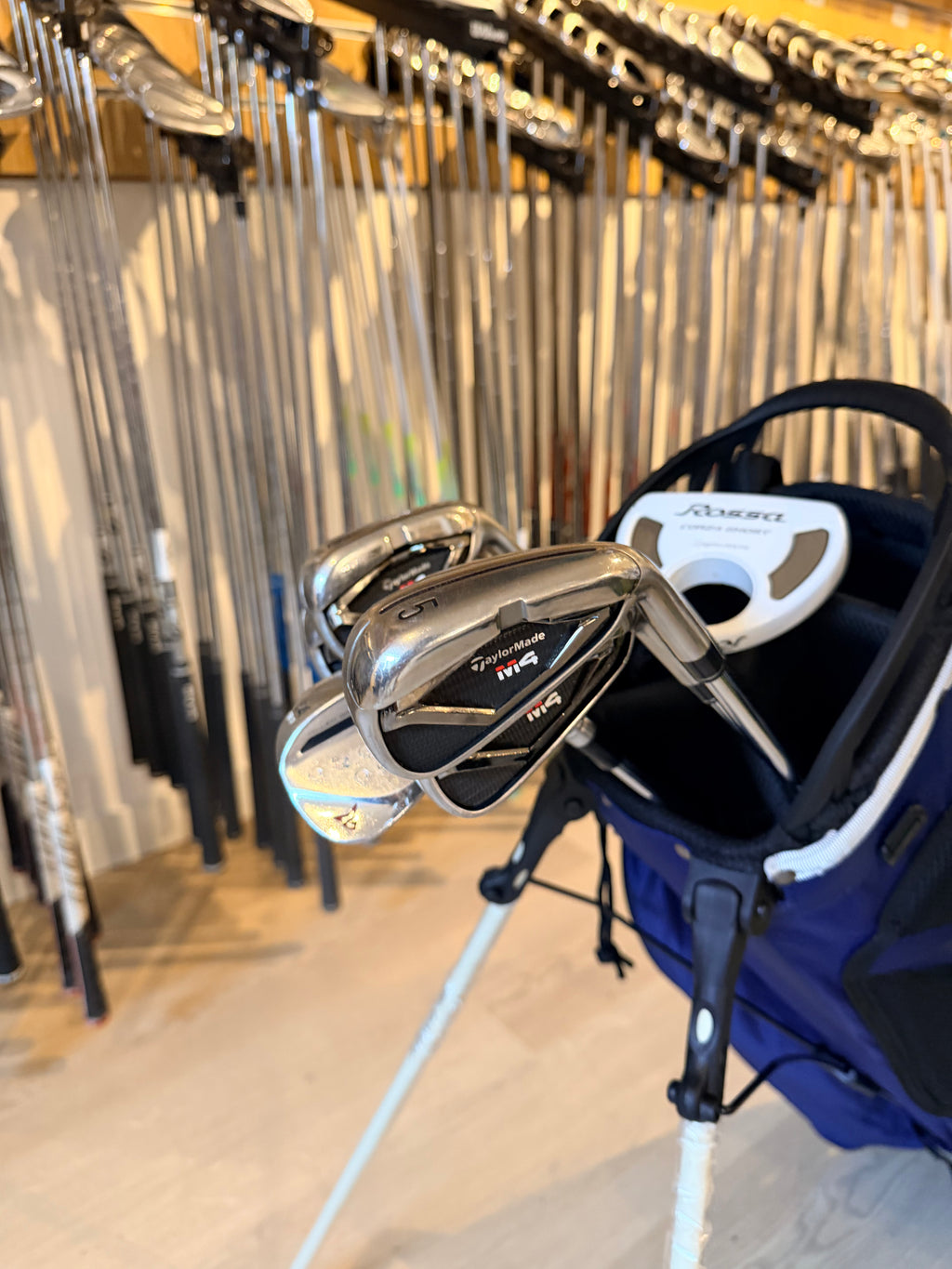 TaylorMade M4 Golfset – 5 t/m PW + 54° Wedge + Rossa Corza Ghost Putter + Nieuwe Standbag (Rechtshandig)