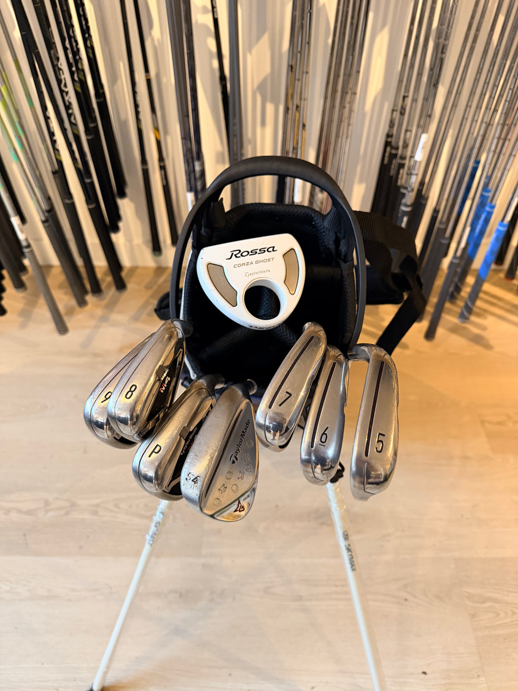 TaylorMade M4 Golfset – 5 t/m PW + 54° Wedge + Rossa Corza Ghost Putter + Nieuwe Standbag (Rechtshandig)