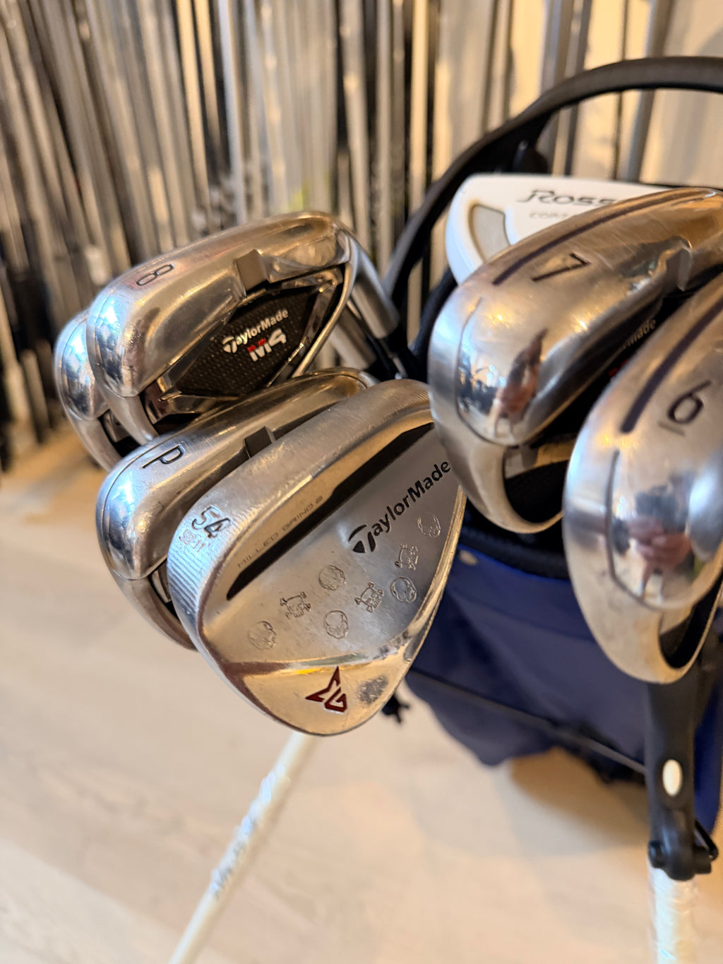TaylorMade M4 Golfset – 5 t/m PW + 54° Wedge + Rossa Corza Ghost Putter + Nieuwe Standbag (Rechtshandig)