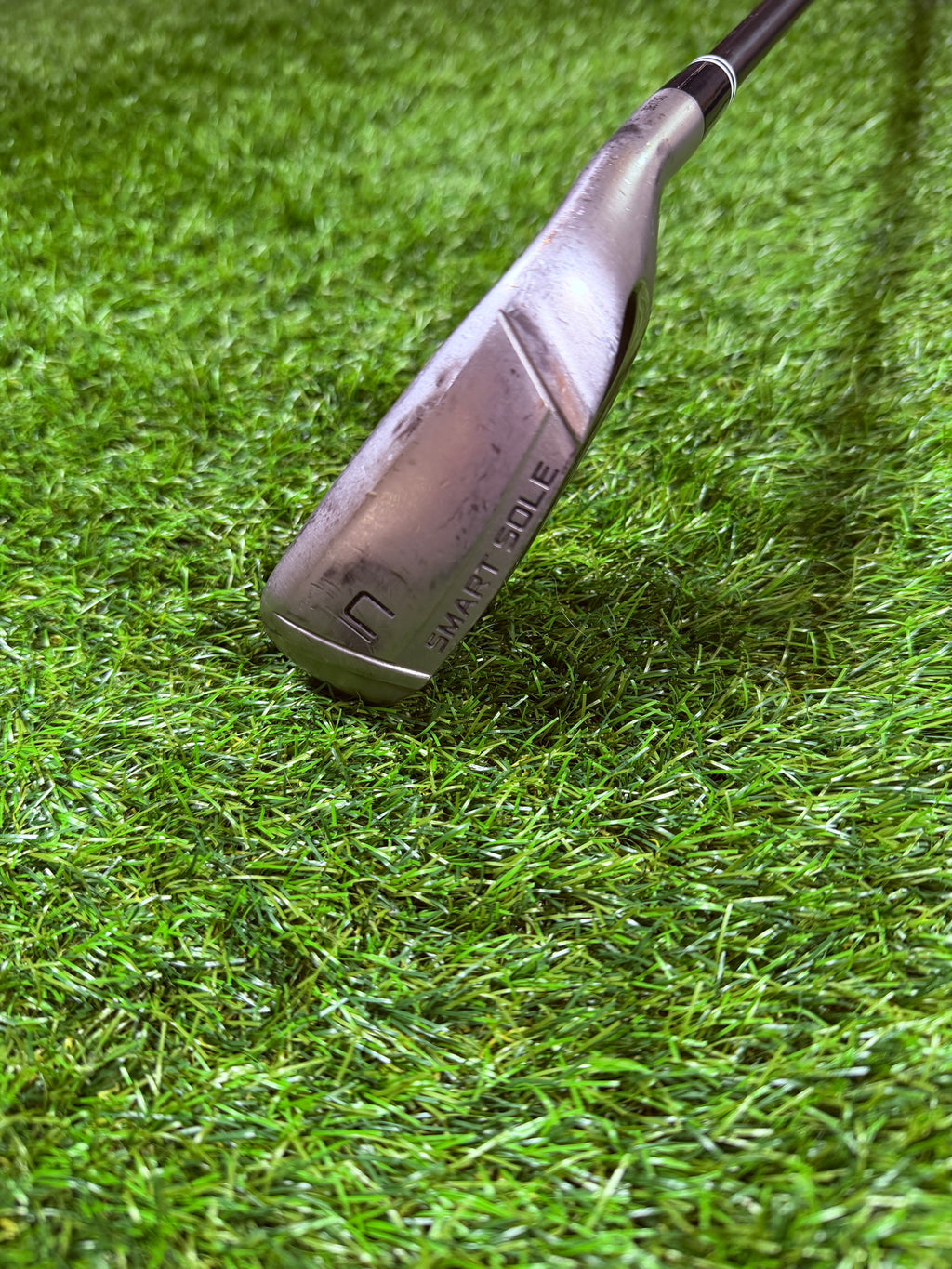 Cleveland Smart Sole volledige face chippers, rechtshandig, in golfbag met grip en clubhead zichtbaar, geschikt voor korte en precisieschoten.