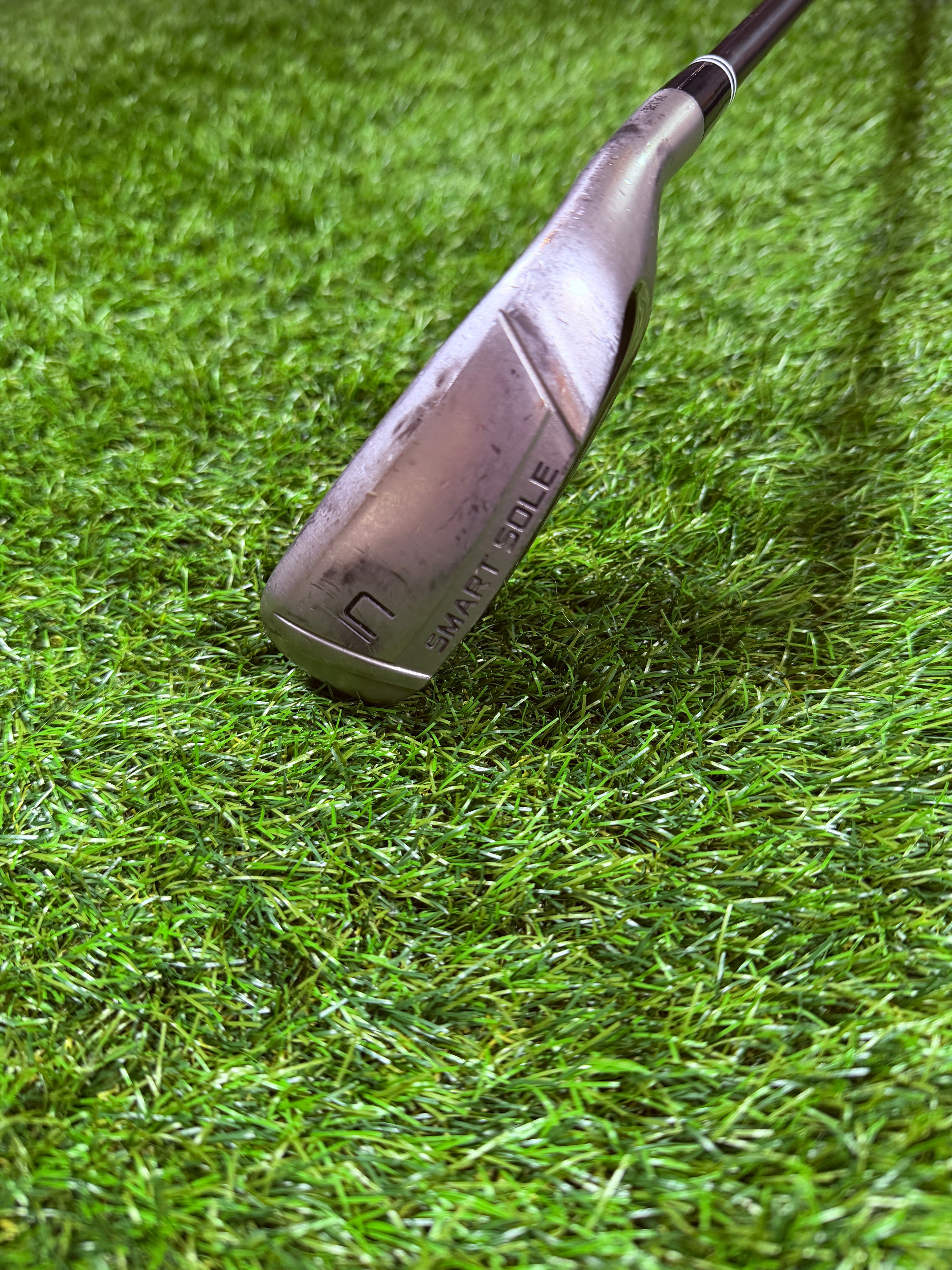 Cleveland Smart Sole volledige face chippers, rechtshandig, in golfbag met grip en clubhead zichtbaar, geschikt voor korte en precisieschoten.