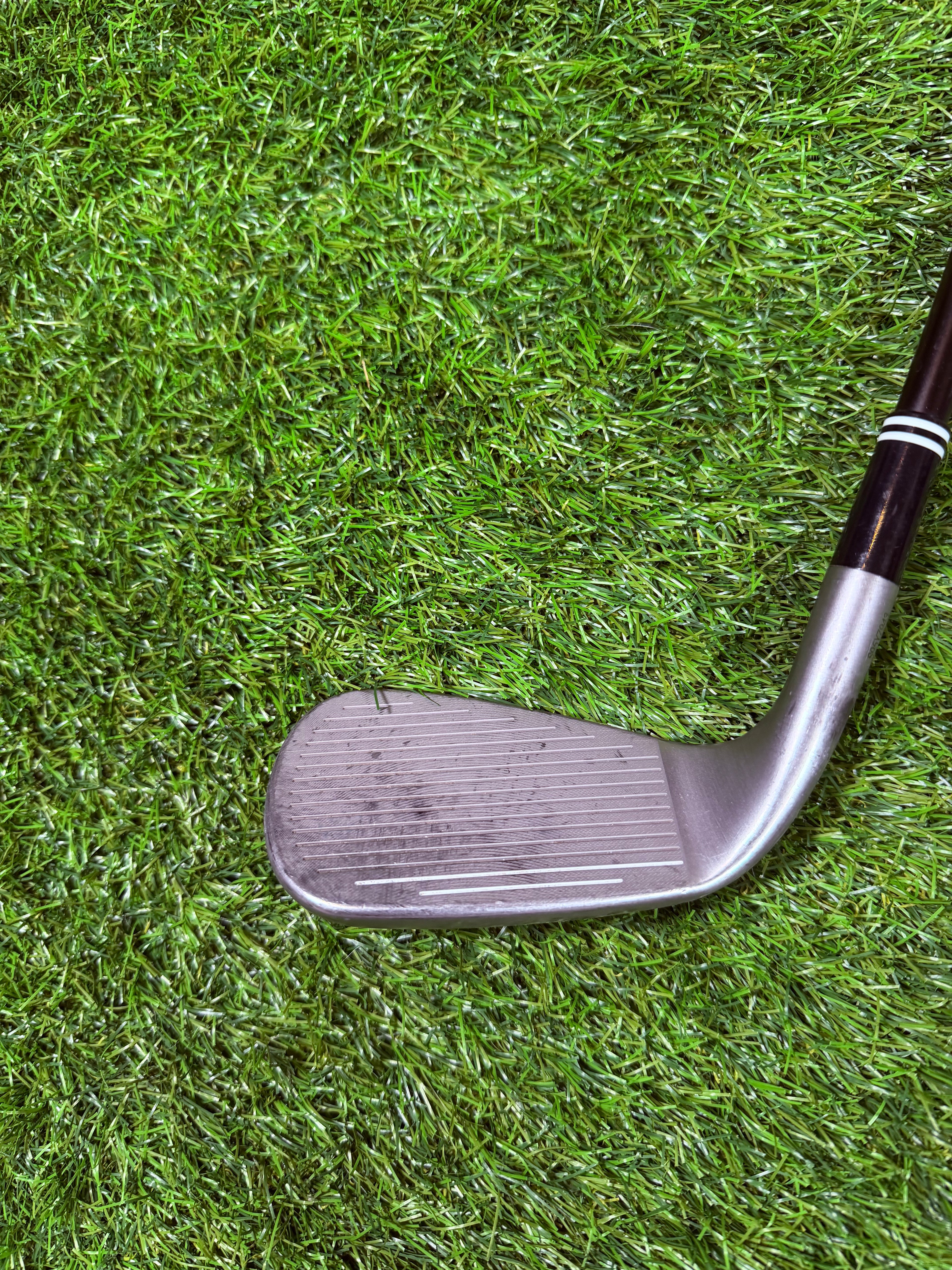 Cleveland Smart Sole full-face chipper rechts, Thom's Golfgear, close-up van de clubkop en grip op een golfbaan