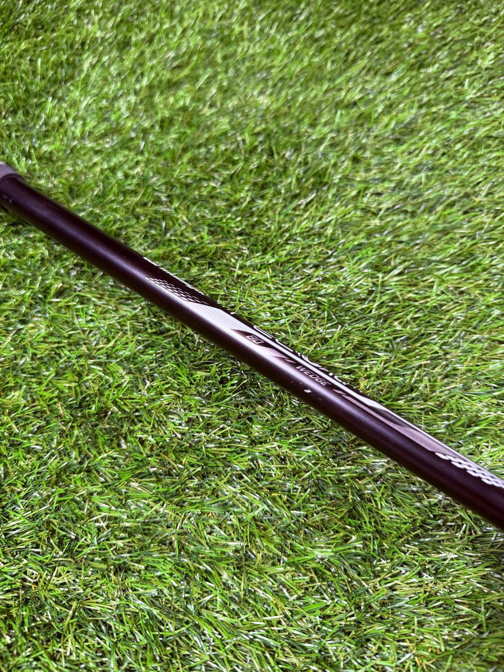 Cleveland Smart Sole Full-Face Chipper rechtshandig op de golfbaan, ontworpen door Thom's Golfgear voor gemakkelijk chippen