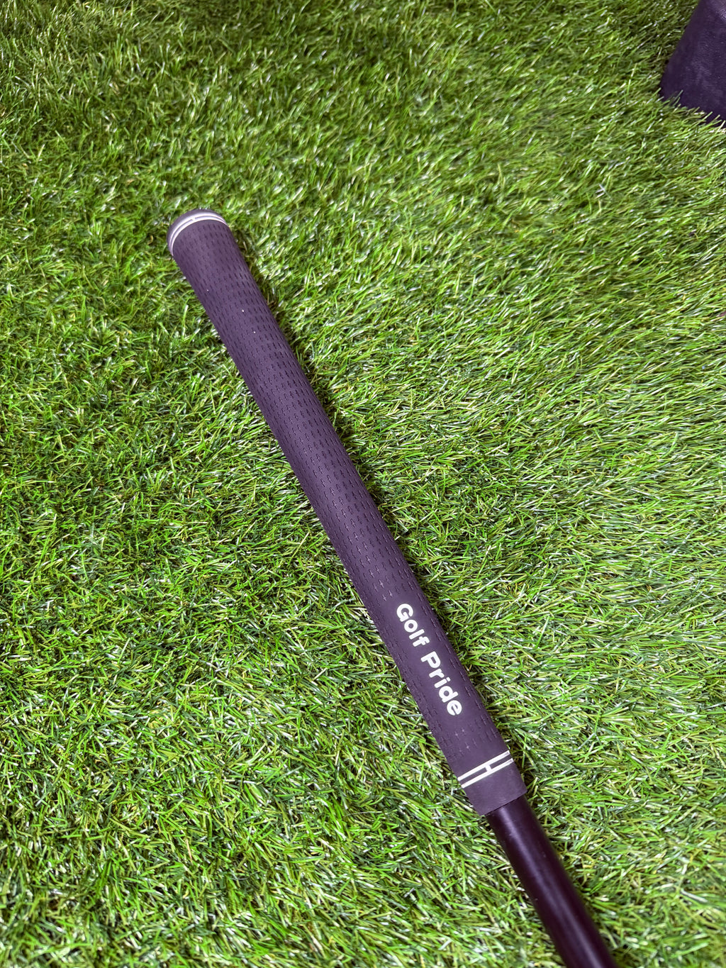 Cleveland Smart Sole full-face chipper voor rechtshandige golfers, toont het clubhoofd en grip op een greenside achtergrond