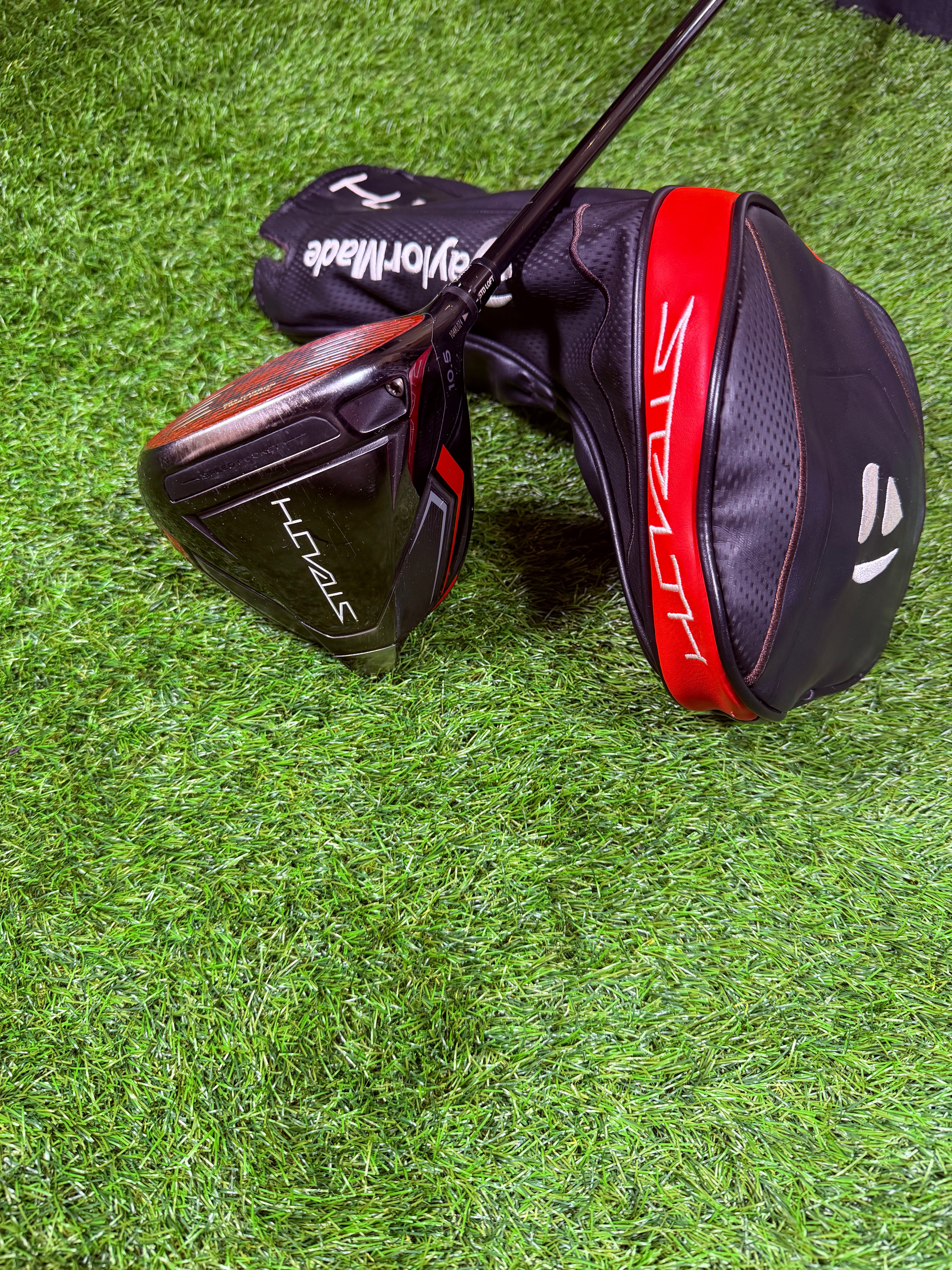 Rechtshandige TaylorMade Stealth Driver 10,5° met graphite shaft en clubhoofd voor golfclubs, zichtbaar op IMG_5869.heic