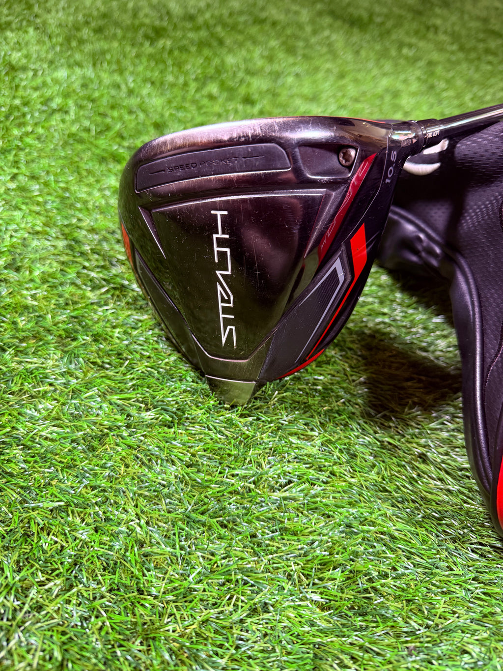 Rechtshandige TaylorMade Stealth Driver 10,5° met graphite shaft en clubhoofd op een golfbaan, klaar voor gebruik.