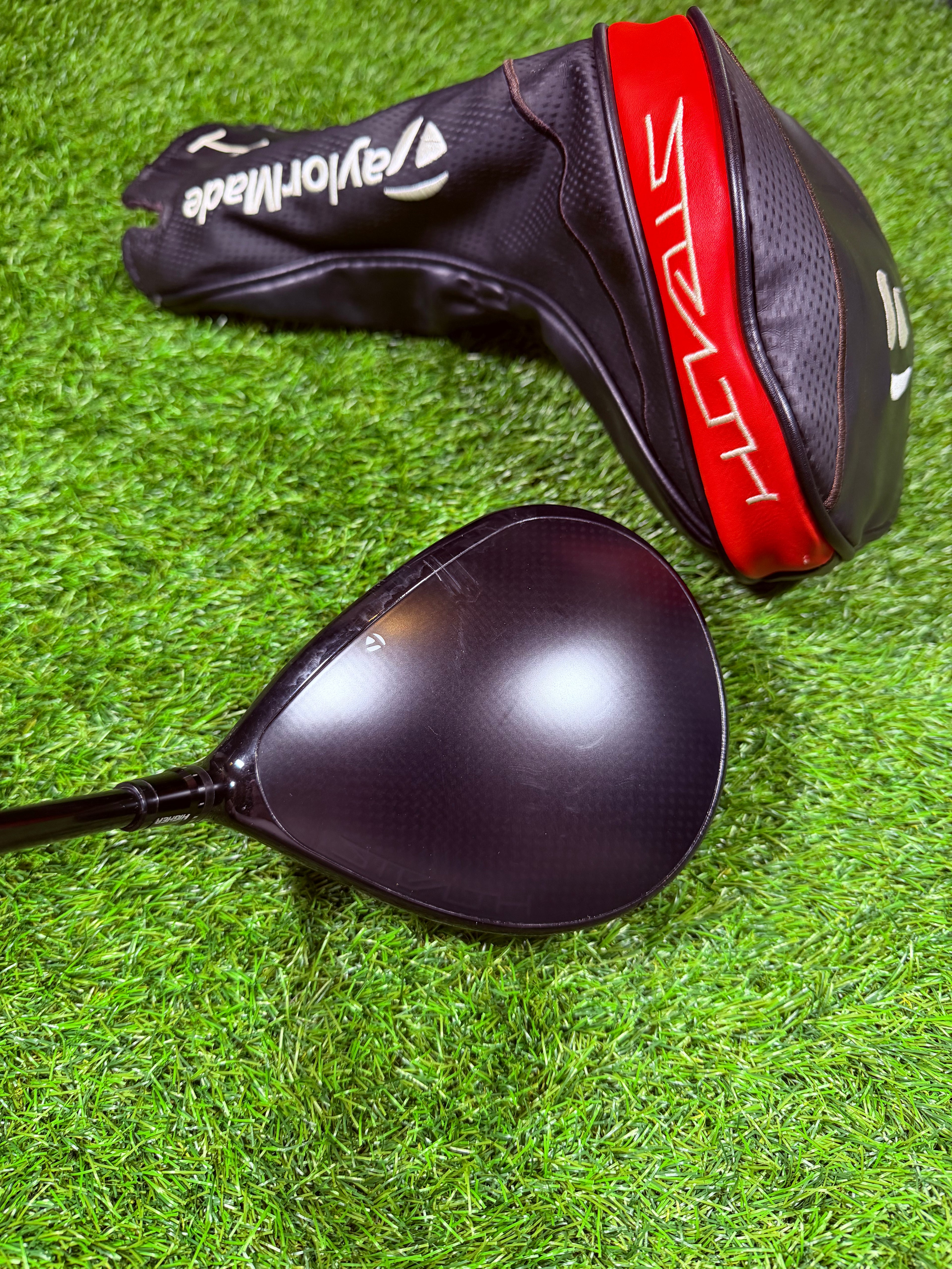 Rechtshandige TaylorMade Stealth Driver 10.5° met graphite shaft, zichtbaar in close-up met clubhoofd en grip.