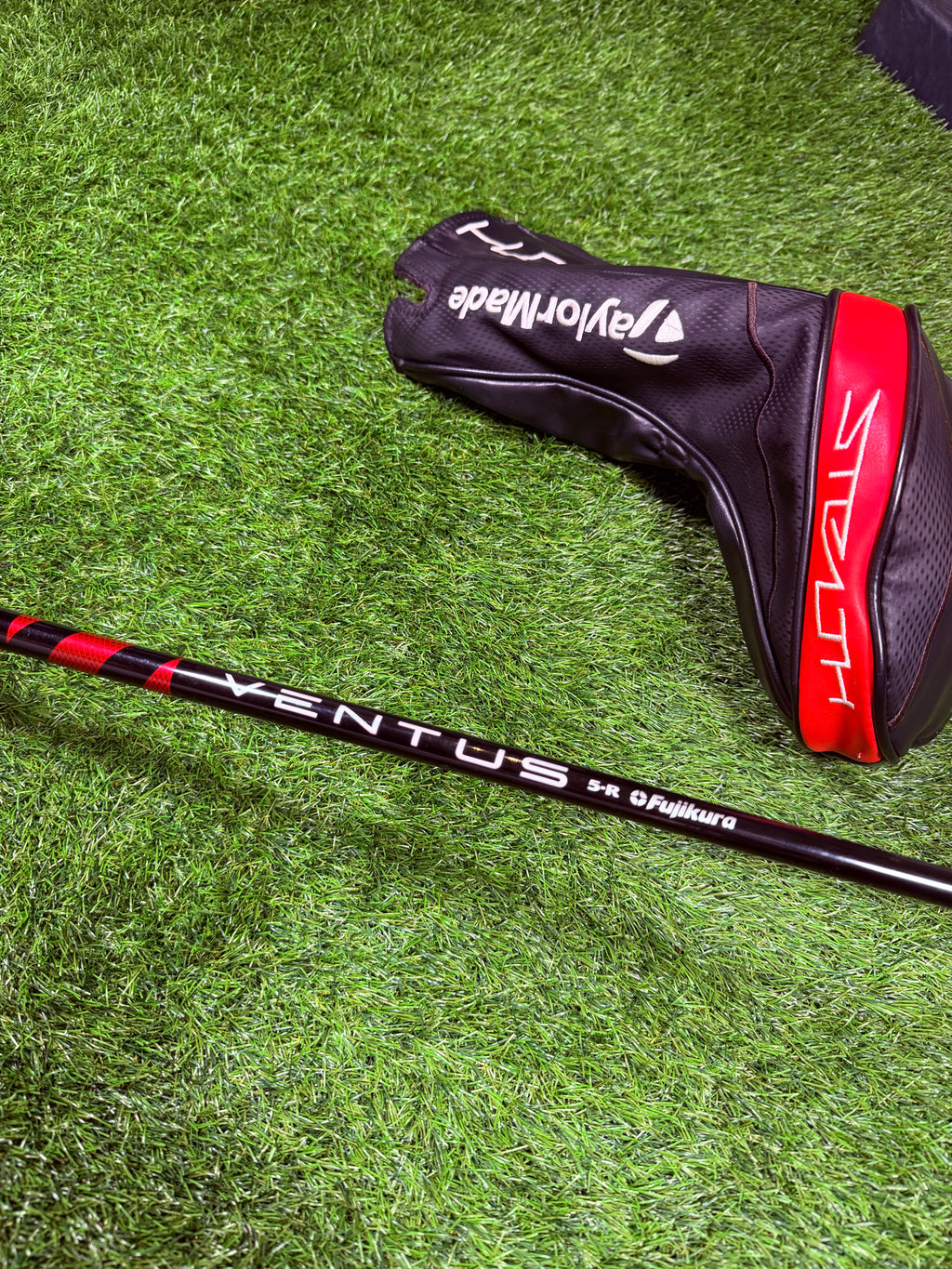 Rechtshandige TaylorMade Stealth Driver met 10,5° loft, close-up van clubkop met matte afwerking, ideaal voor golfspelers.