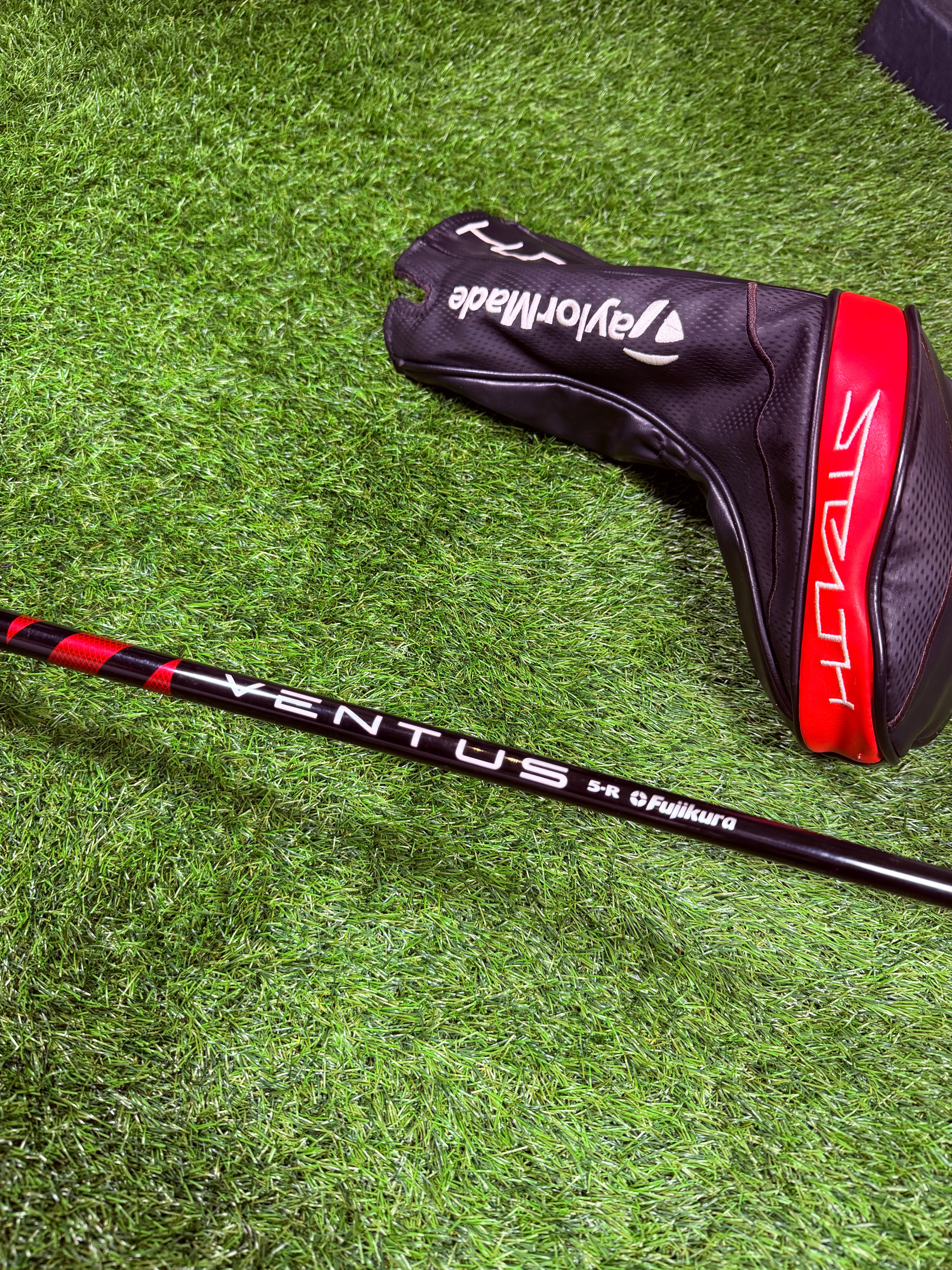 Rechtshandige TaylorMade Stealth Driver met 10,5° loft, close-up van clubkop met matte afwerking, ideaal voor golfspelers.