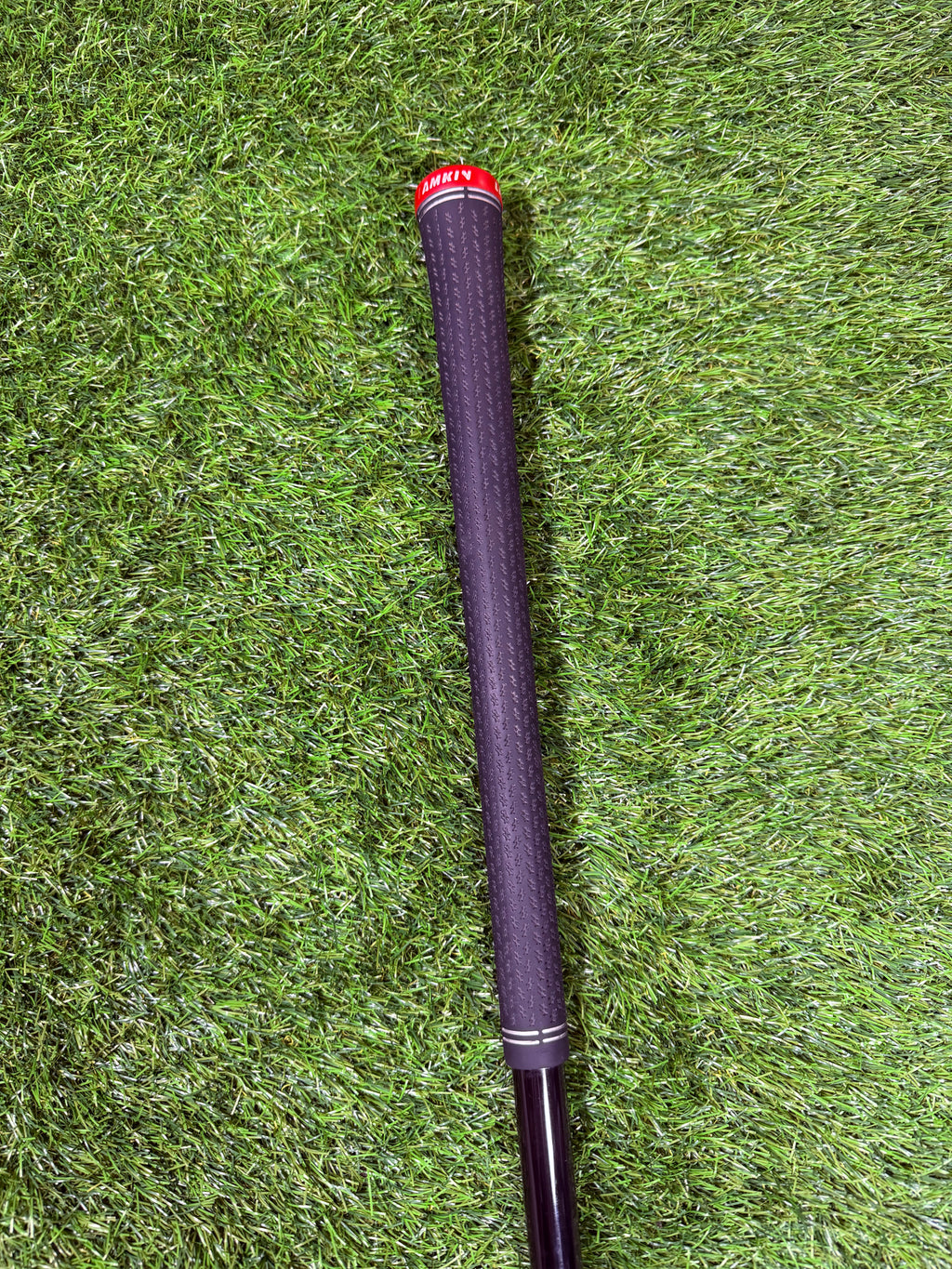 Rechtshandige TaylorMade Stealth Driver 10.5° met graphite shaft, close-up van de clubhoofd en grip op een golfbaan