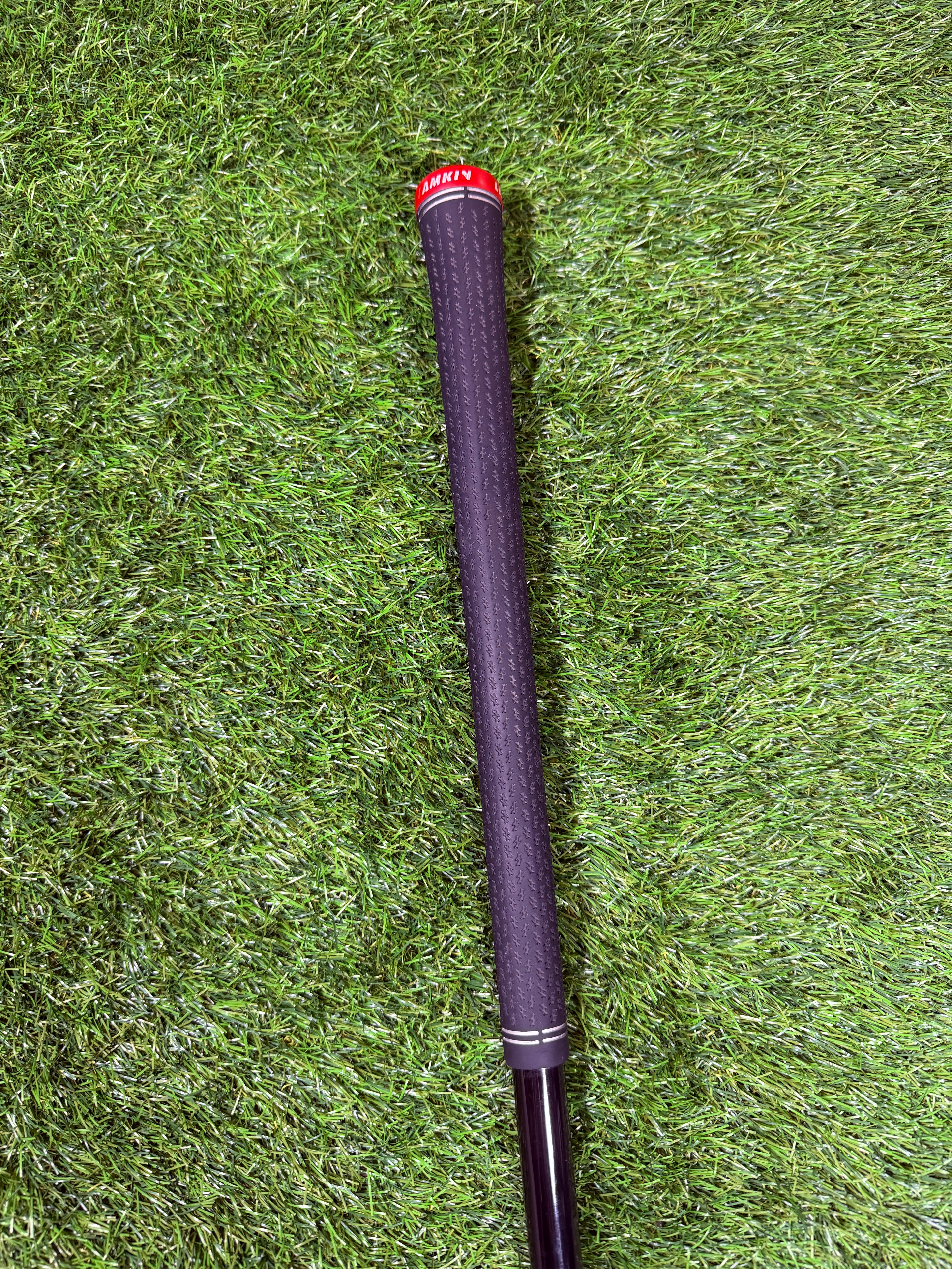 Rechtshandige TaylorMade Stealth Driver 10.5° met graphite shaft, close-up van de clubhoofd en grip op een golfbaan