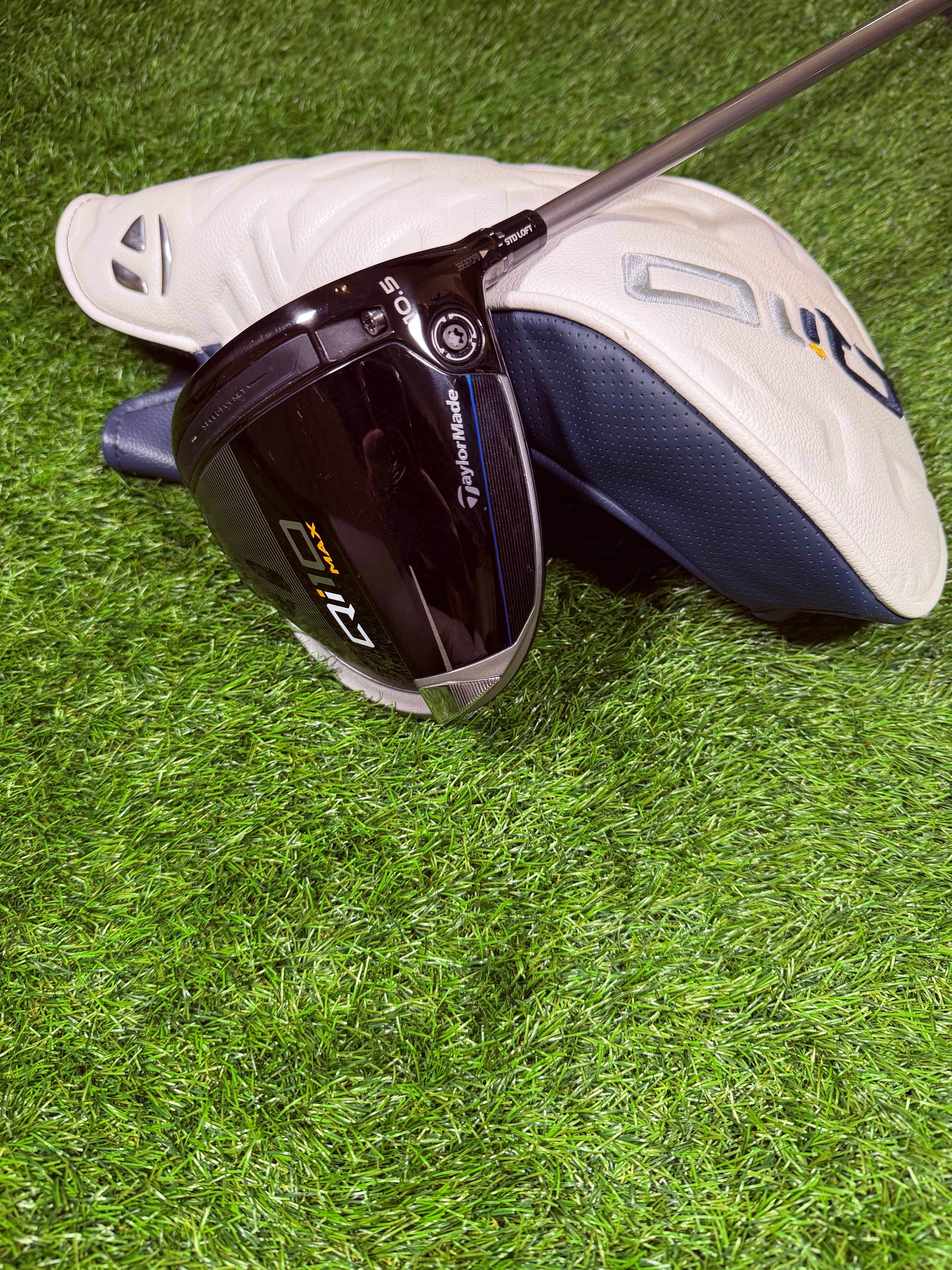 Rechtshandige TaylorMade Qi10 Max driver met 10,5° loft en graphite shaft, zichtbaar met grip en clubhoofd.