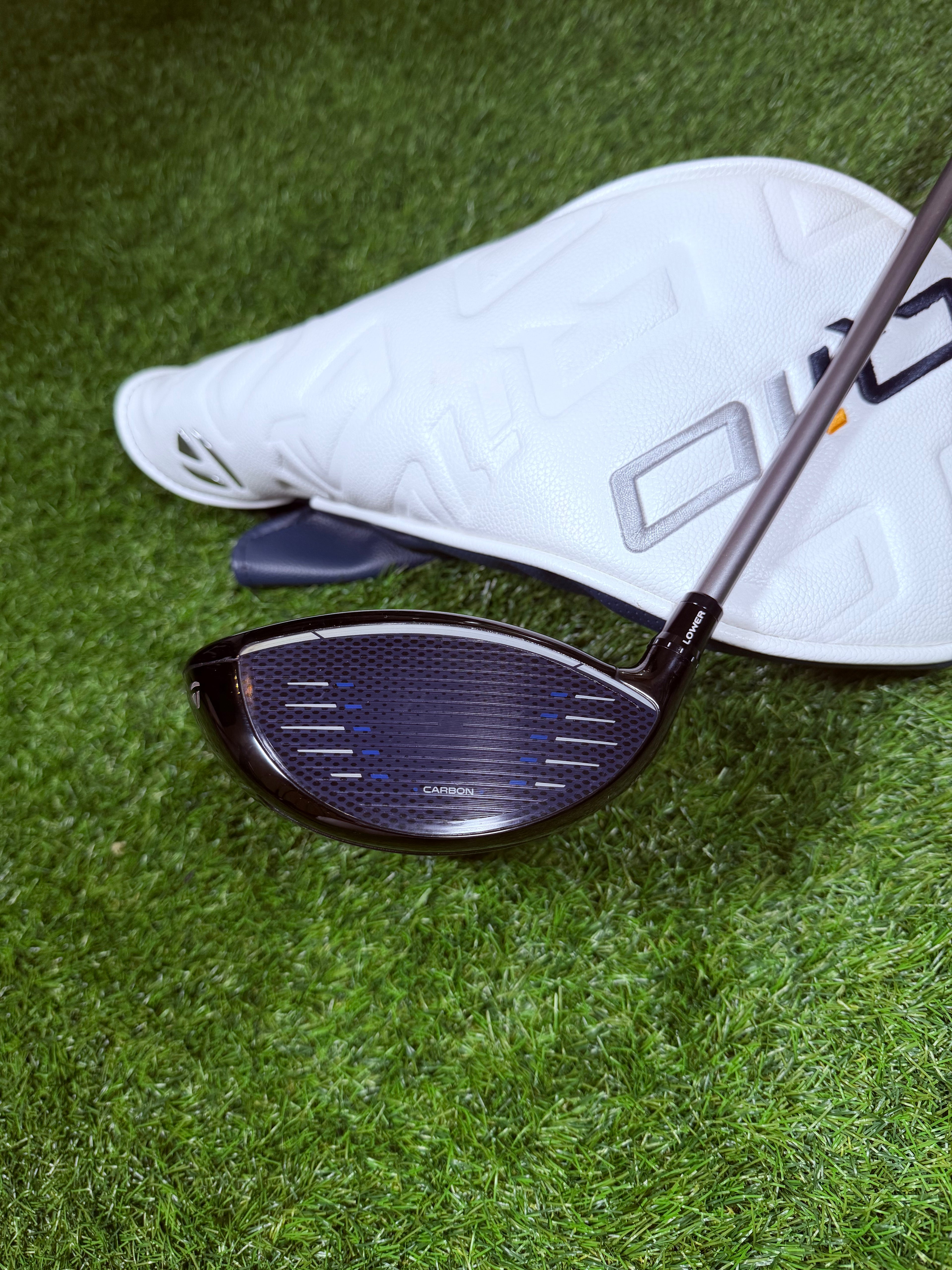 Rechtshandige TaylorMade Qi10 Max driver met 10,5° loft, golfclubs in een golfspeciaalzaak, close-up van het clubhoofd.
