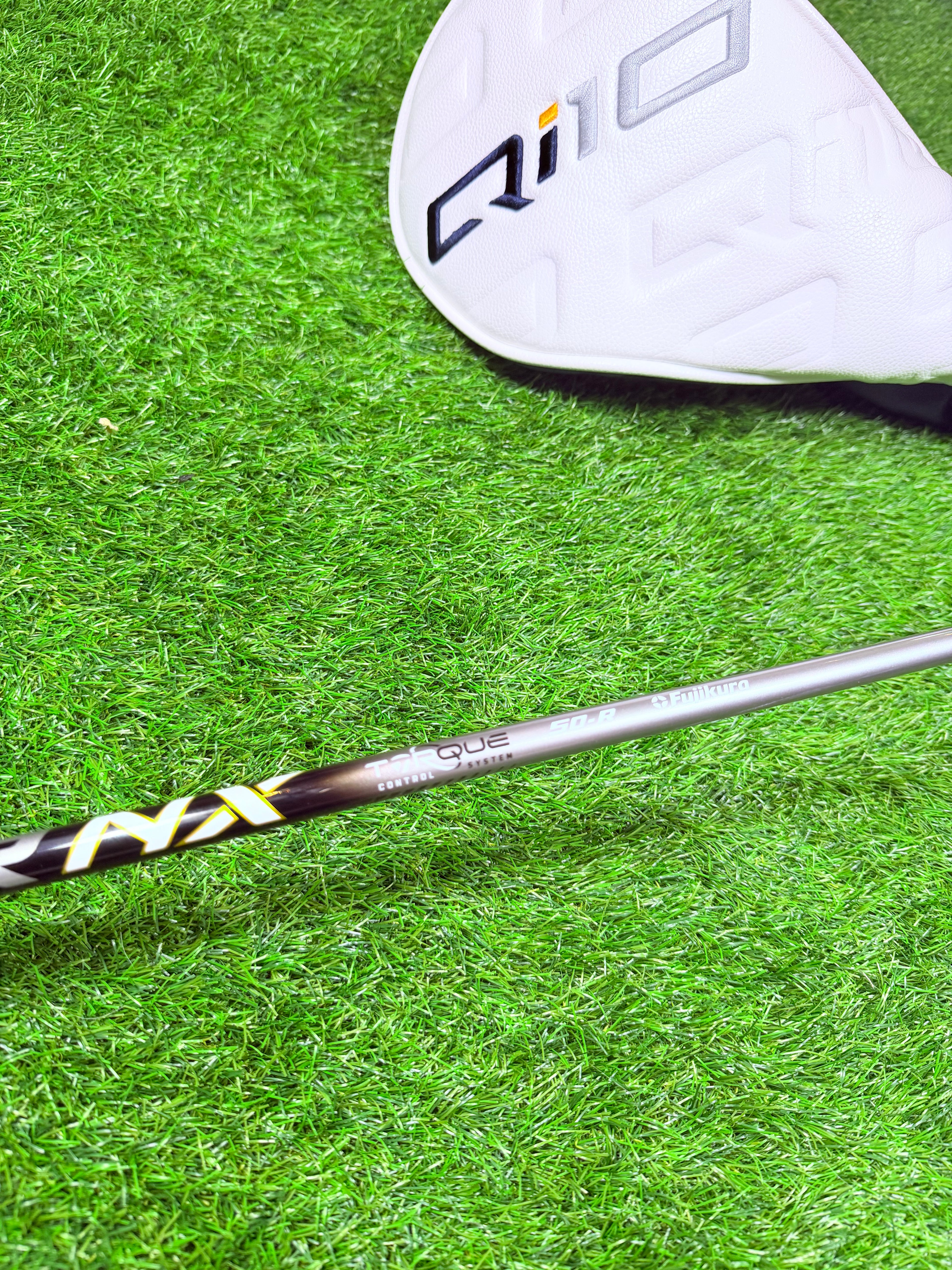 Rechtshandige TaylorMade Qi10 Max Driver 10,5° met graphite shaft, zichtbaar op de golfbaan, geschikt voor hoge prestaties.