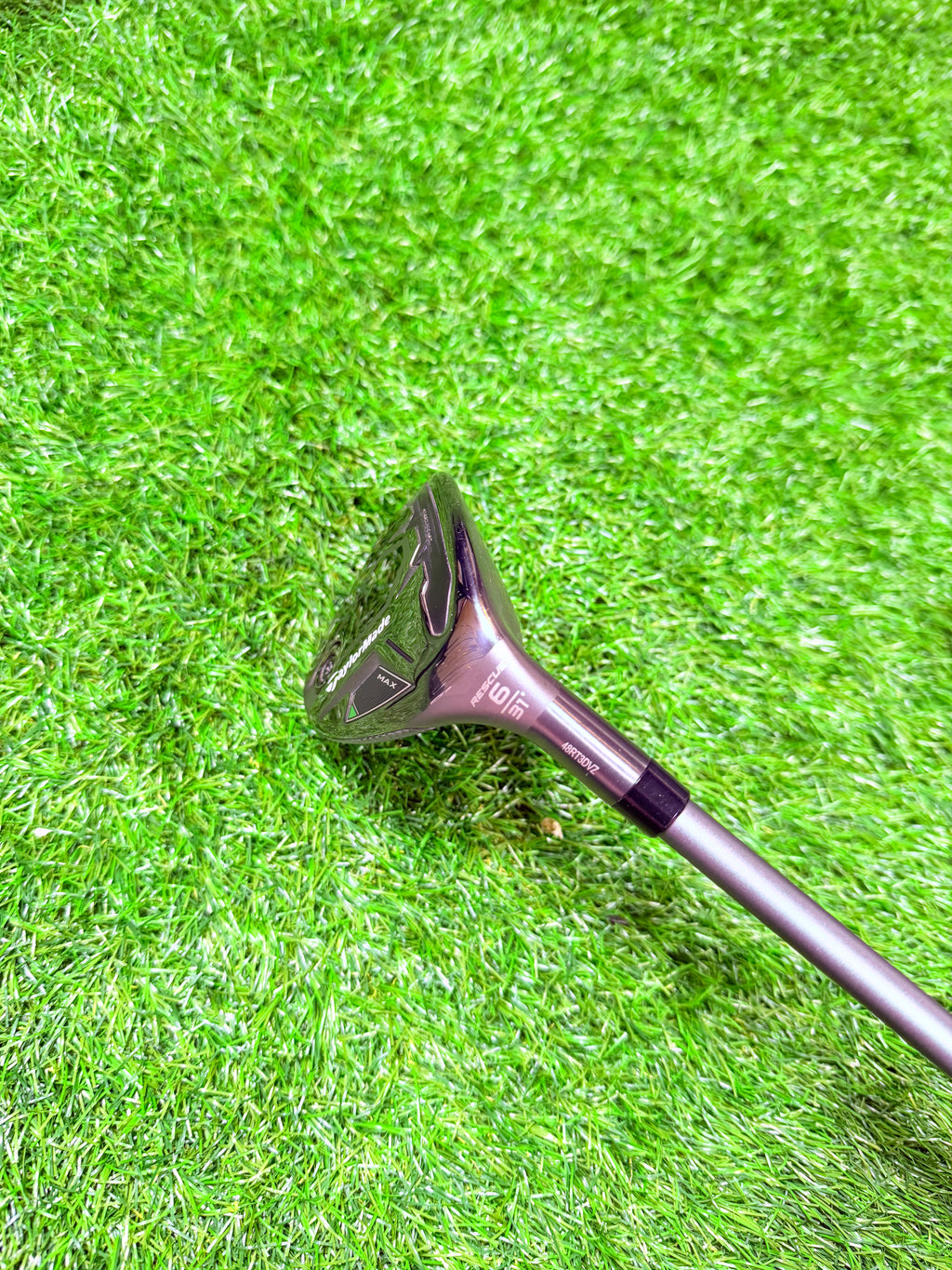 Rechtshandige TaylorMade Qi35 Max hybride 6 (31°) golfclub, zichtbaar met graphite shaft en grijze grip.