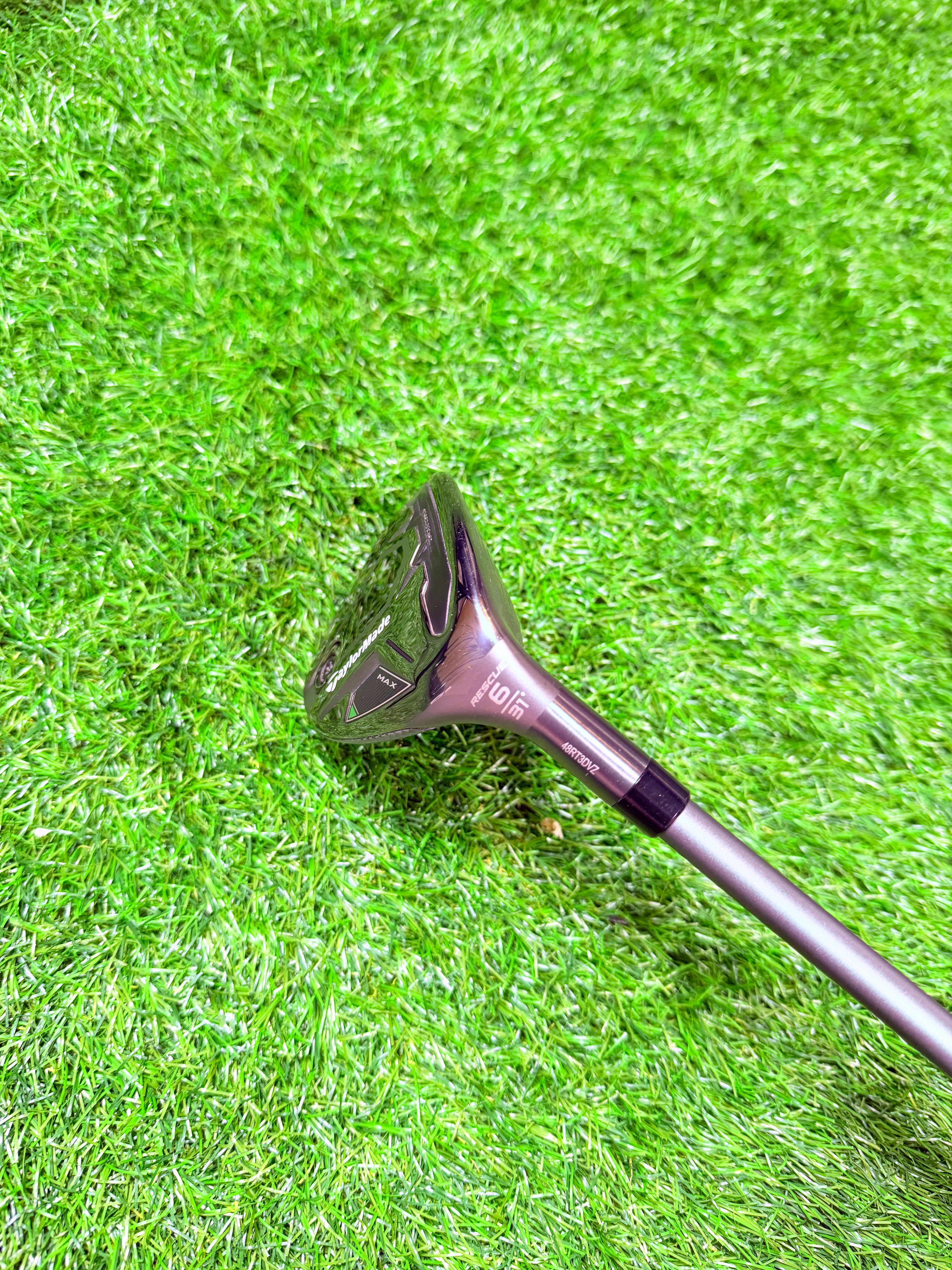 Rechtshandige TaylorMade Qi35 Max hybride 6 (31°) golfclub, zichtbaar met graphite shaft en grijze grip.