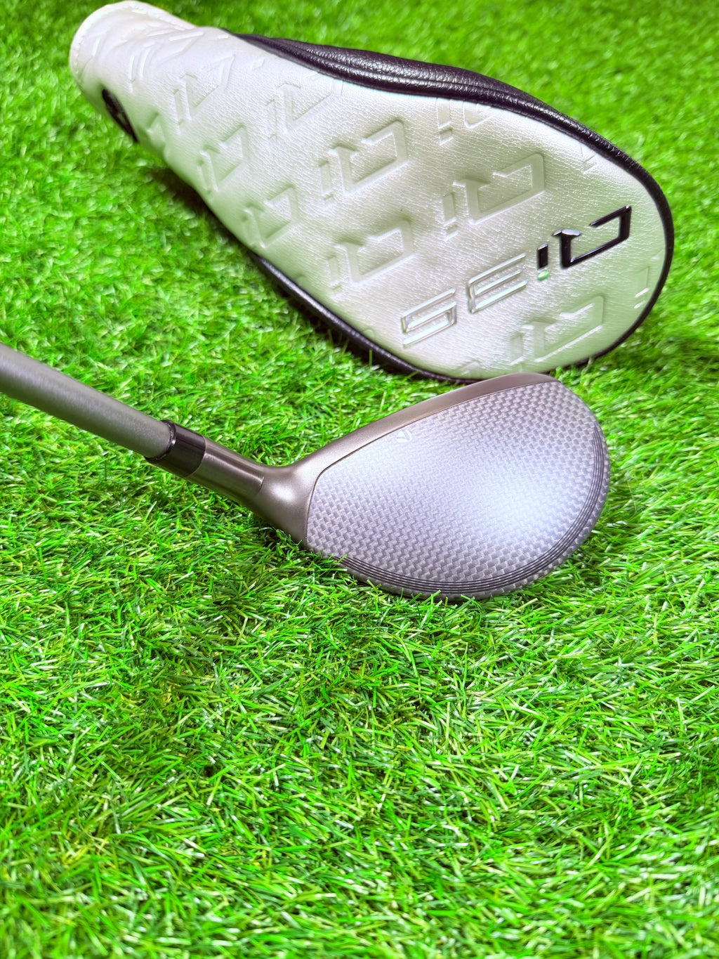 TaylorMade Qi35 Max hybride 6 (31°), rechtshandig, in golfbag met clubhoofd en grip zichtbaar.