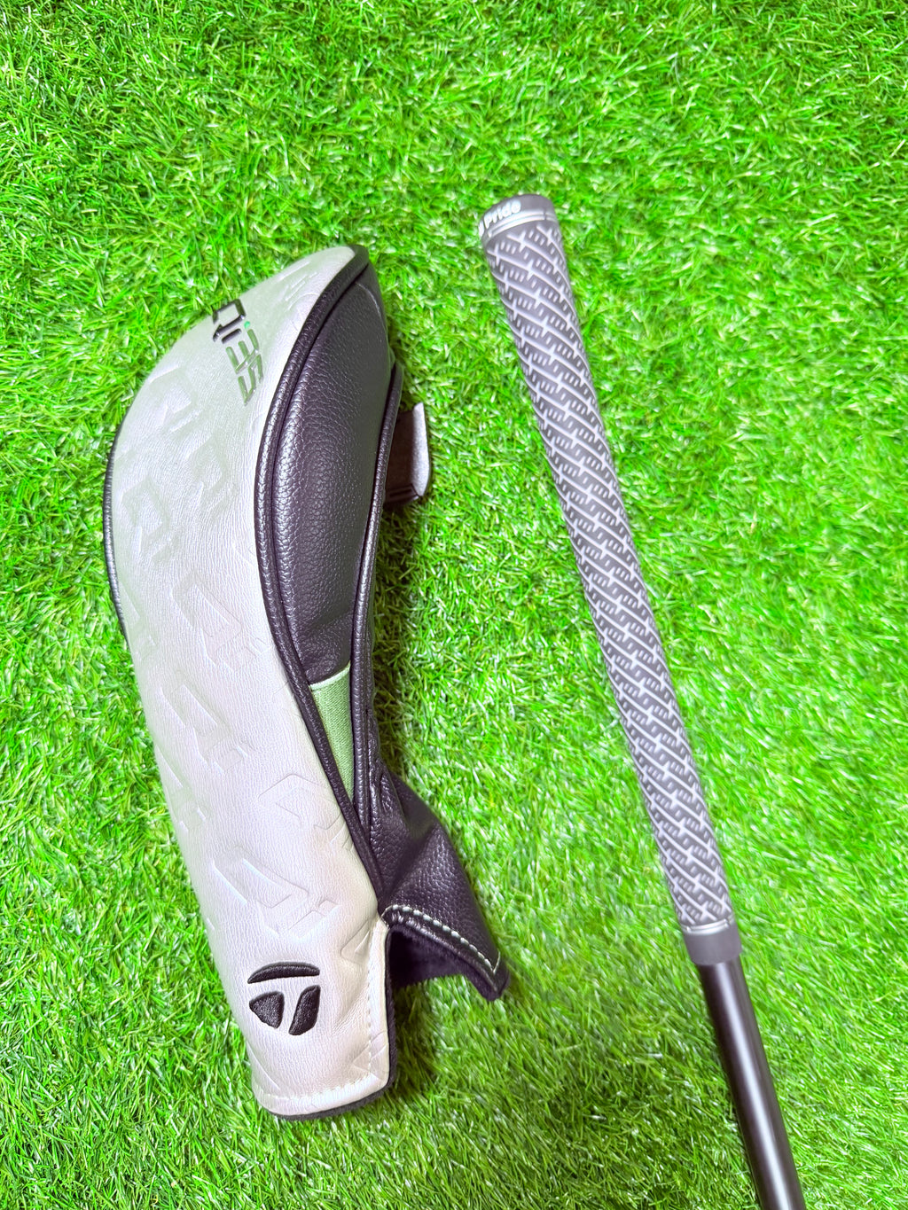 Hybride golfclub TaylorMade Qi35 Max 6 31° rechtshandig, zichtbaar in close-up met grip en clubkop.