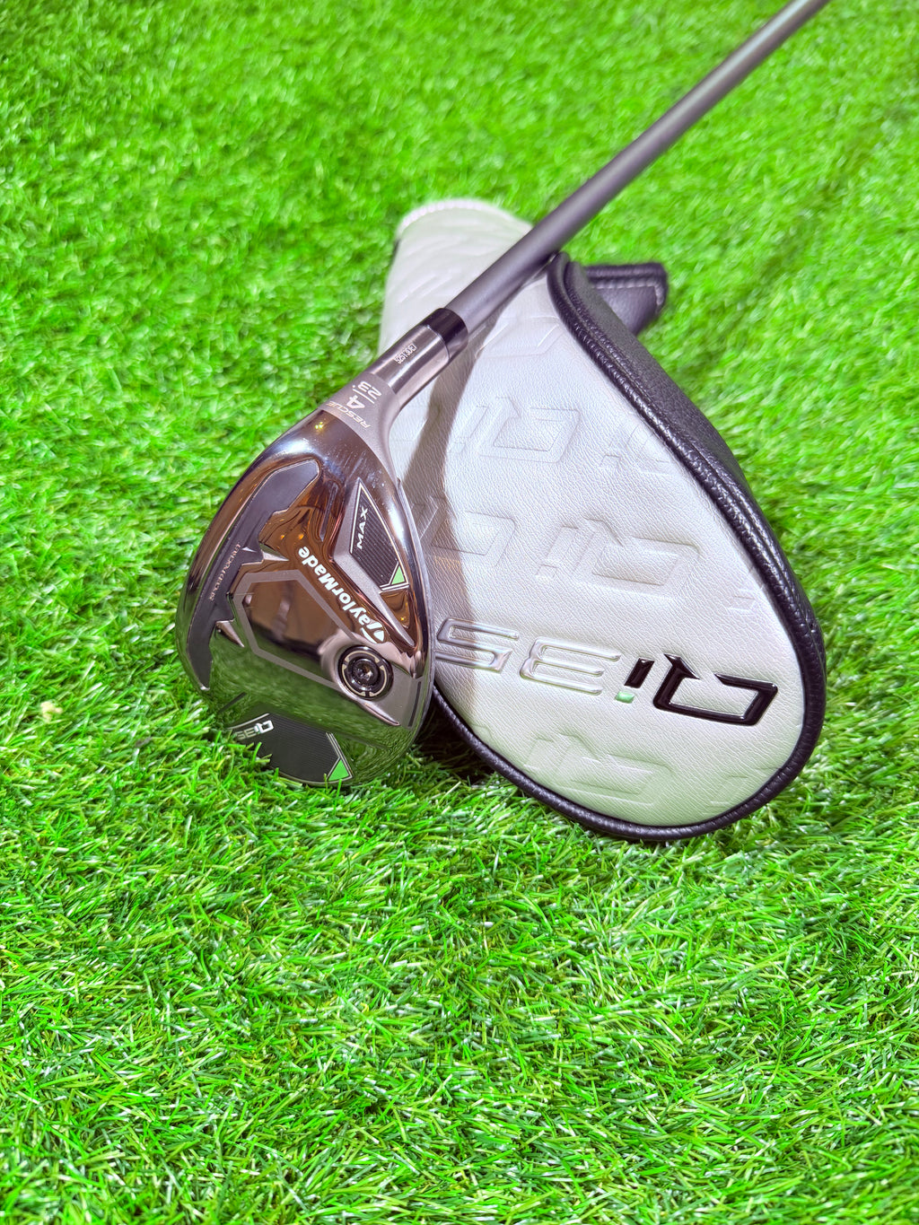 Hybride golfclub TaylorMade Qi35 Max 4 (23°) rechts, zicht op clubhoofd en grip, geschikt voor rechtsgewicht golfspel.