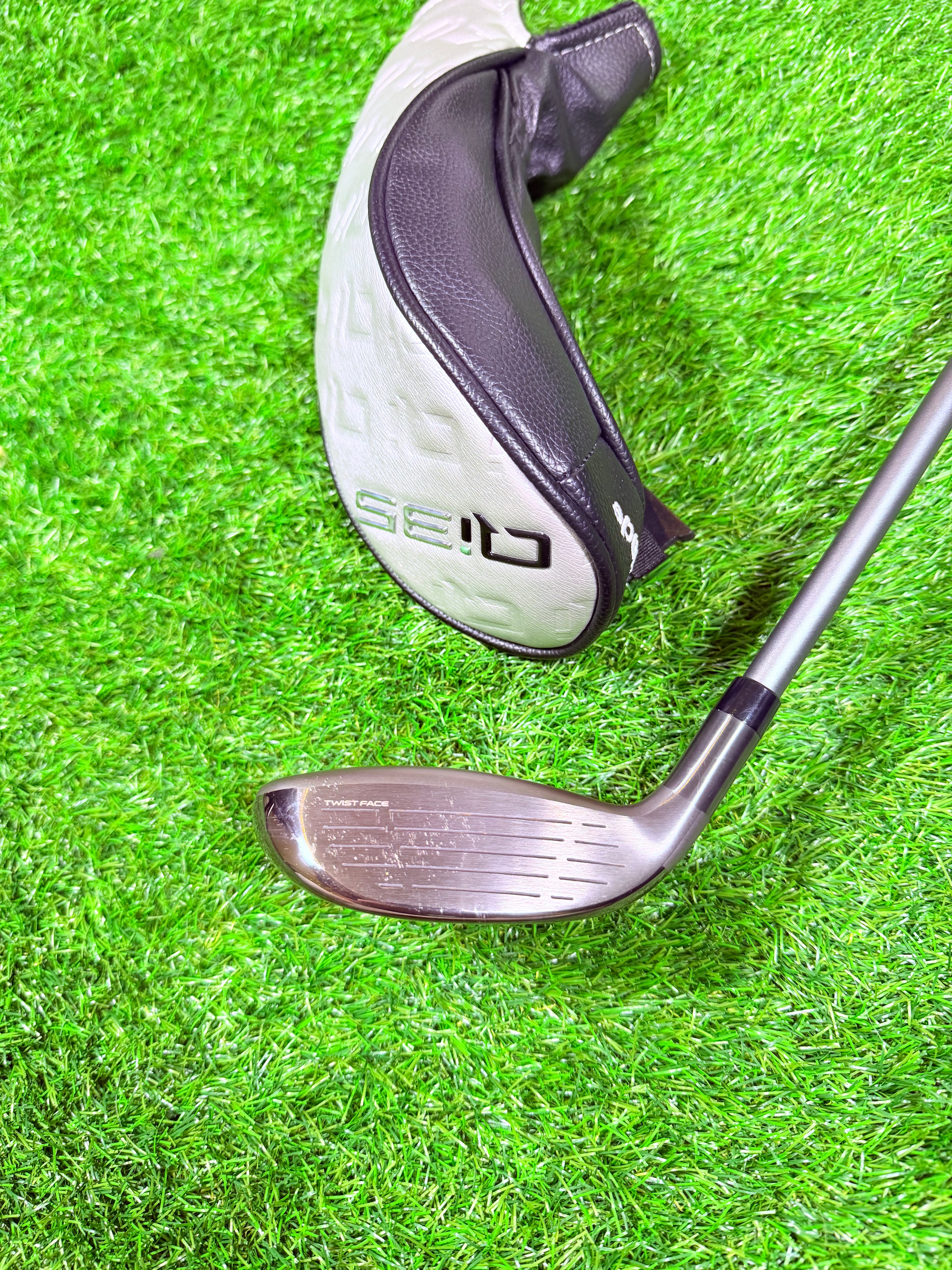 TaylorMade Qi35 Max hybride 4 (23°) rechtshandig met graphite shaft, zichtbaar op de golfclub in de afbeelding