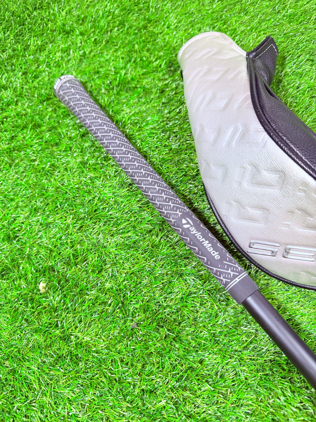 TaylorMade Qi35 Max hybride 4 (23°) rechtshandig, golfclub met graphite shaft en moderne design, geschikt voor veldspelen.