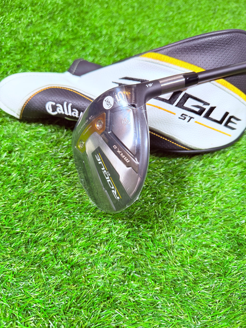 Callaway Rogue ST Max D 5-wood golfclub met 19° loft, zichtbaar in close-up met houten clubhoofd en grip.