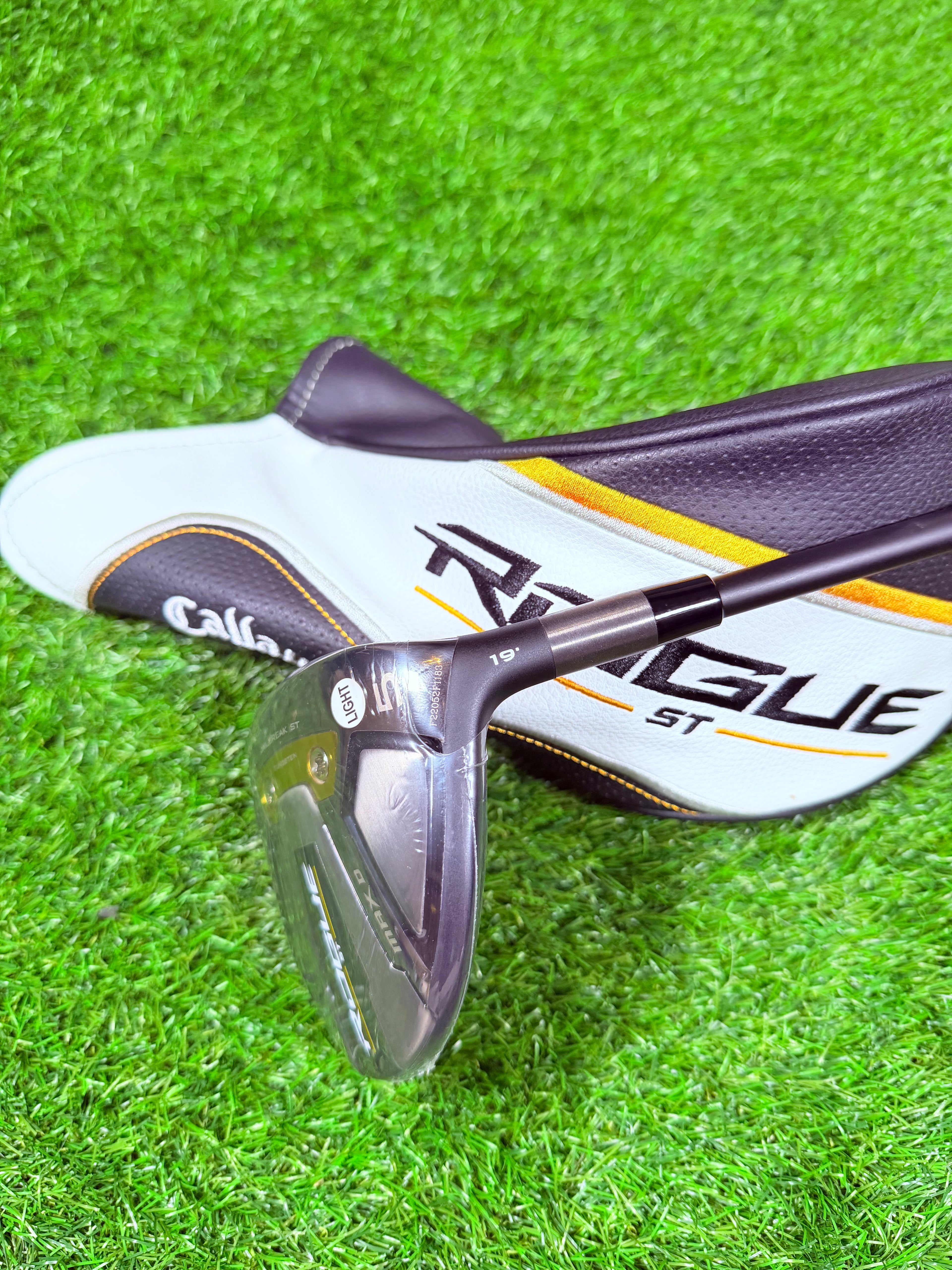Callaway Rogue ST Max D 5-wood van Thom's Golfgear, close-up van de club met zilveren kop en houten grip in een golfuitrusting