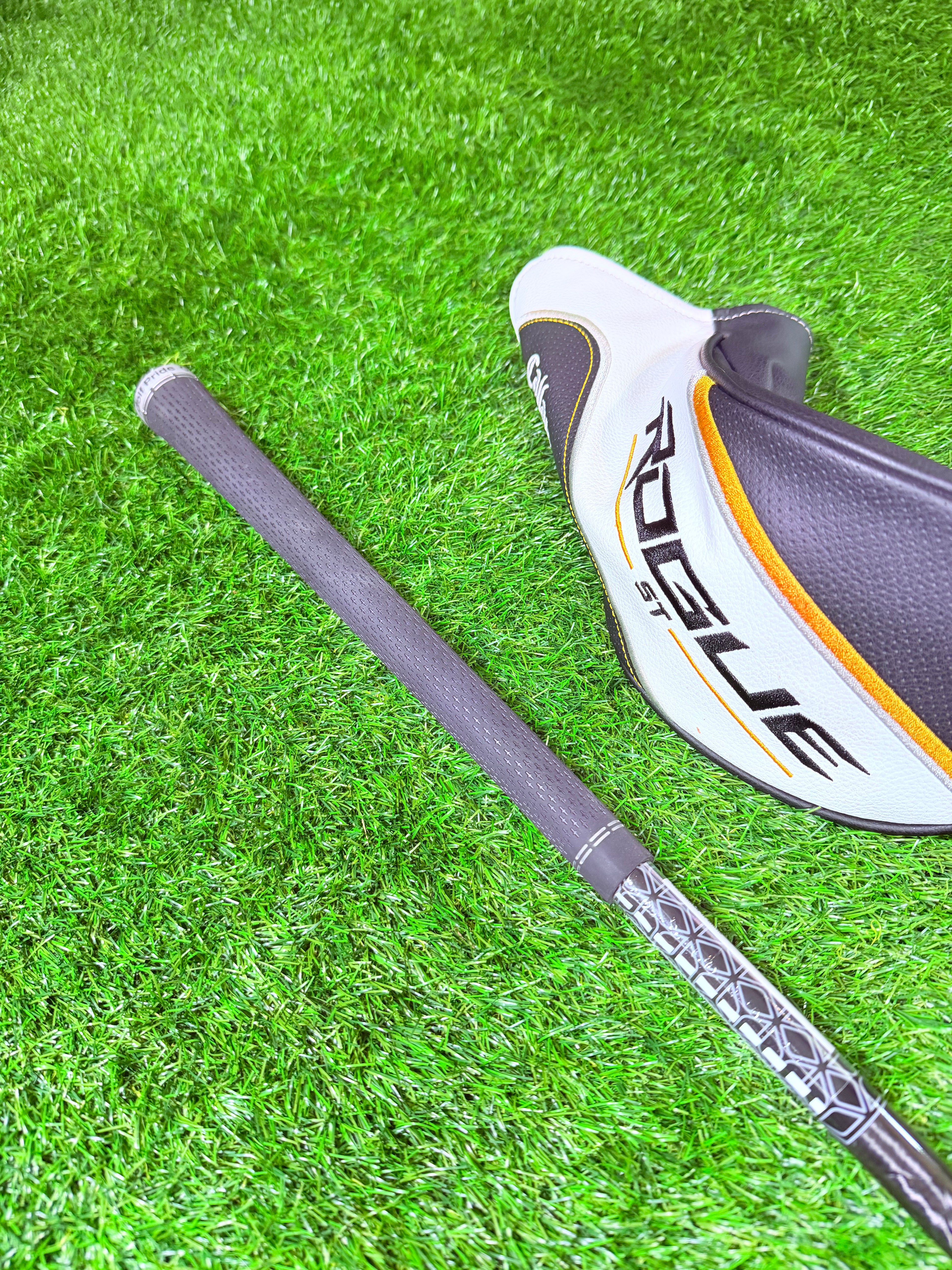 Callaway Rogue ST Max D 5-wood, 19°, golfclub met graphite shaft en houten hoofd, zichtbaar tegen groene achtergrond