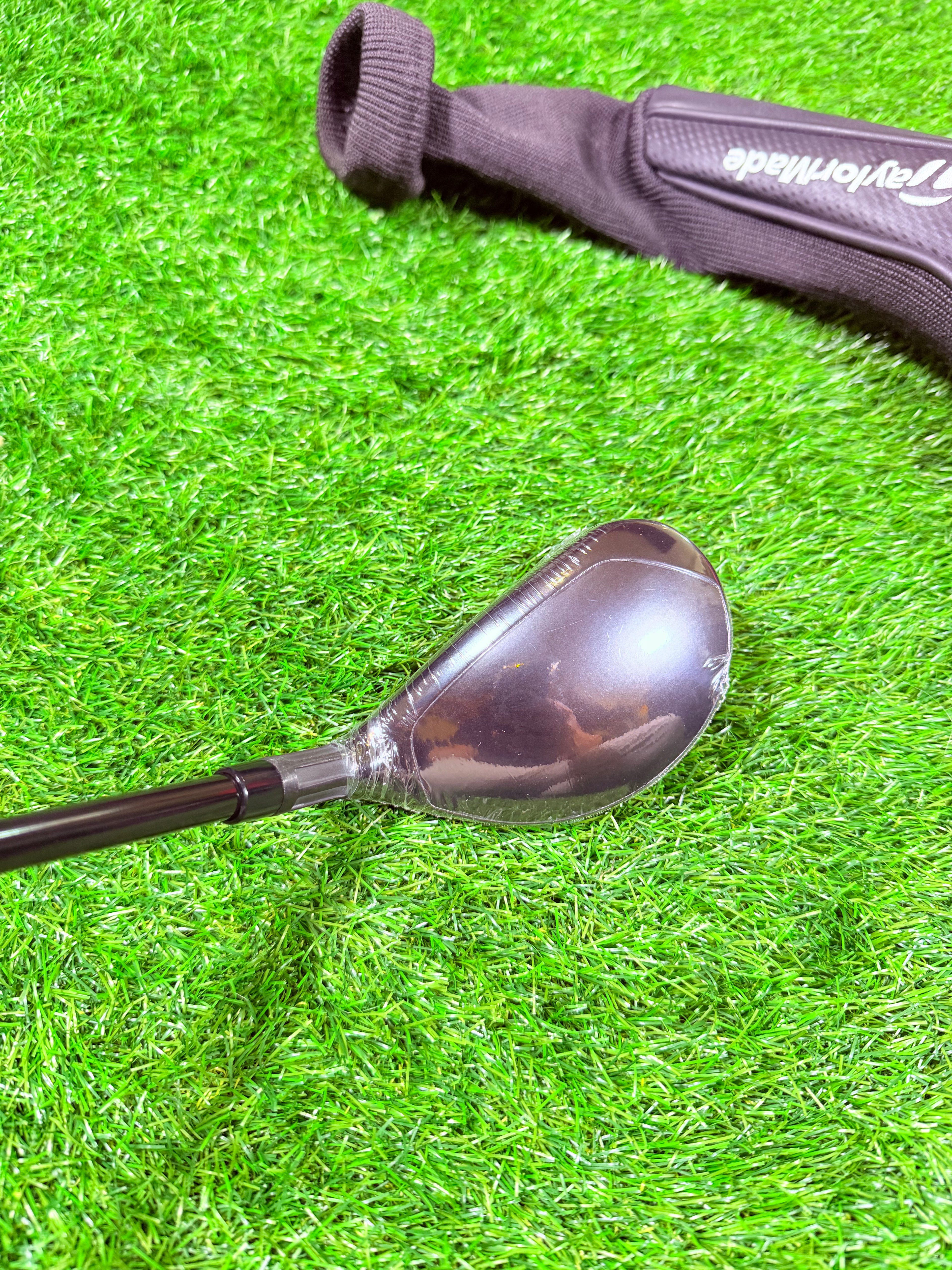 Hybride golfclub TaylorMade Stealth 5 (25°) met blauwe en zwarte details, geschikt voor golfers, door Thom's Golfgear