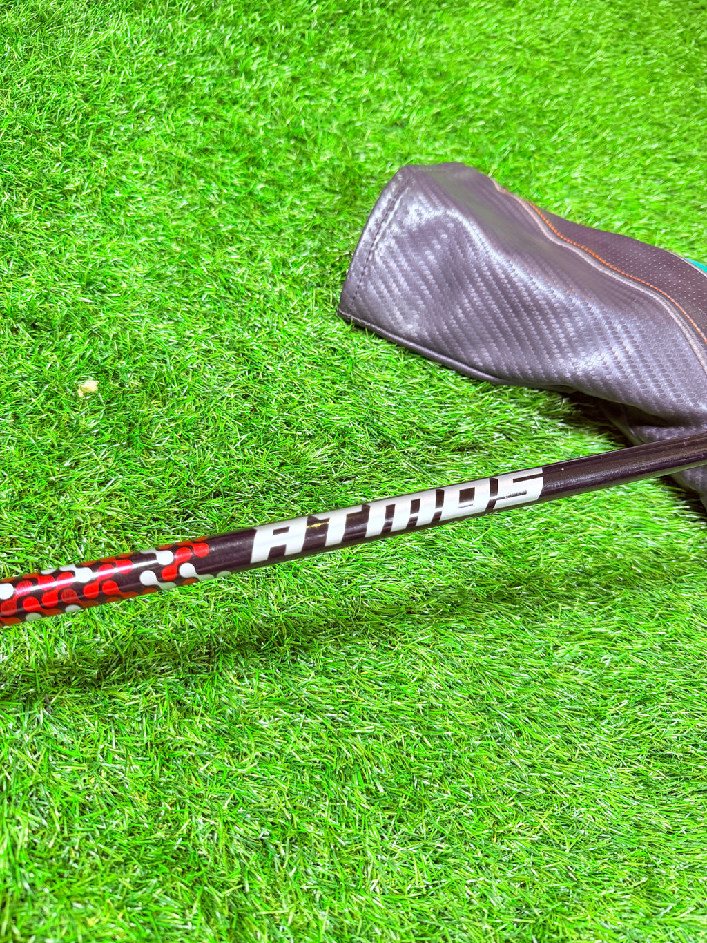 Rechtshandige TaylorMade M4 3-wood van Thom's Golfgear met 15° loft, ligt op een golfbaan, klaar voor gebruik