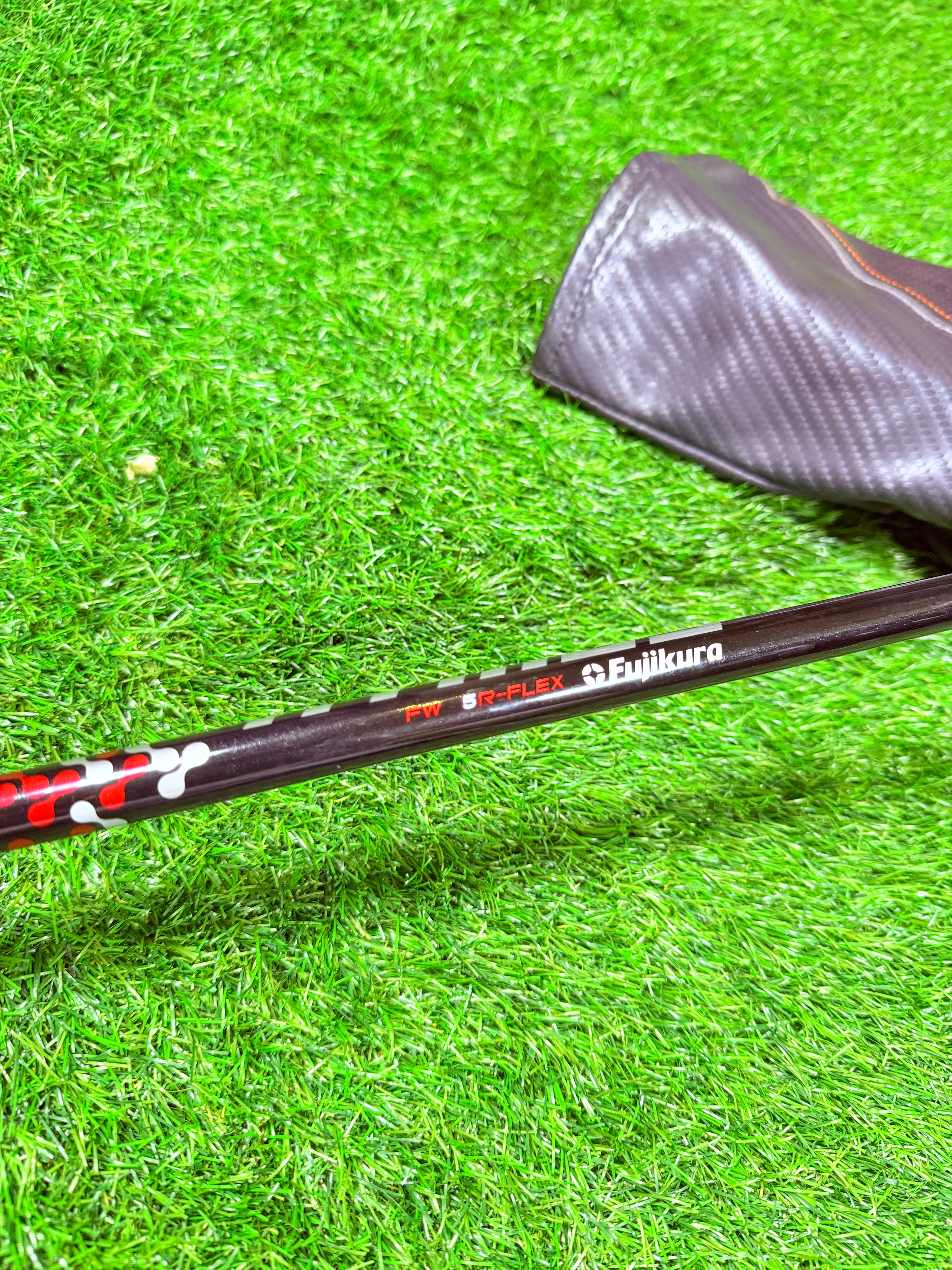Rechtshandige TaylorMade M4 3-wood (15°) golfclub met graphite shaft, close-up van het clubhoofd en grip.