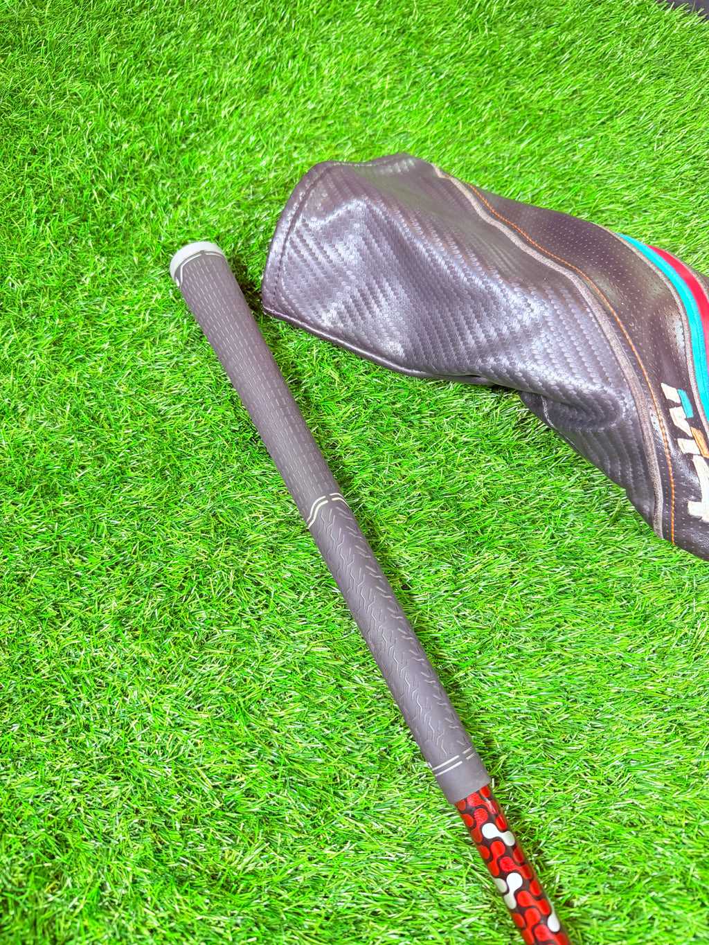 Rechtshandige TaylorMade M4 3-wood (15°) golfclub met graphite shaft, zichtbaar op een golfbaan.