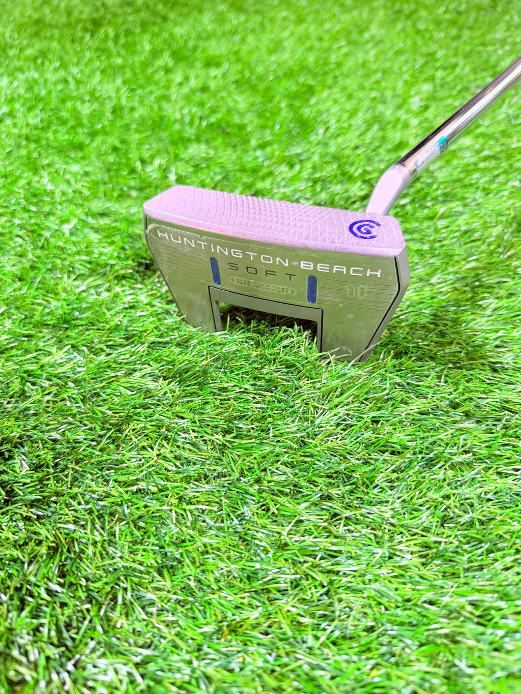 Cleveland Huntington Beach SOFT 11 Putter, 33 inch rechtshandig, liggend op golfbaan met golfball en tee in beeld
